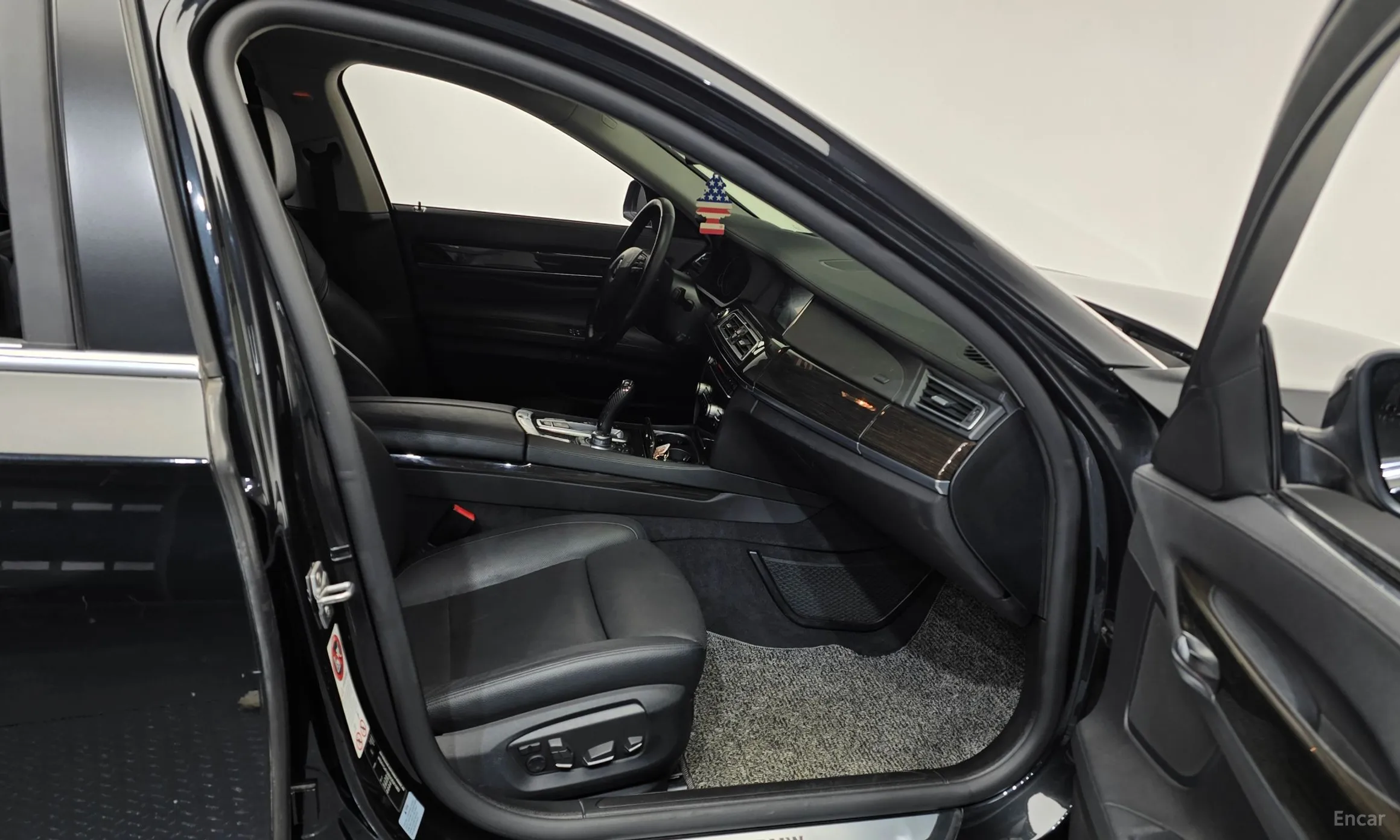 BMW 7 Series (F01) превью 11