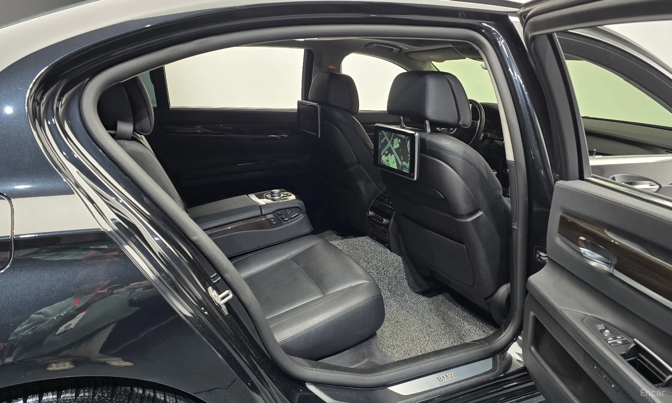BMW 7 Series (F01) превью 12