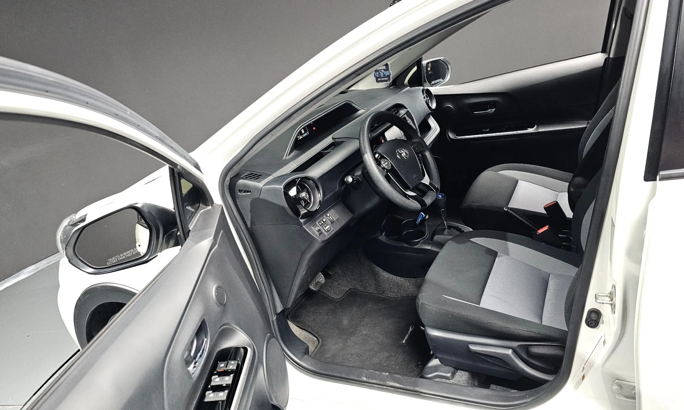 Toyota Prius C превью 10