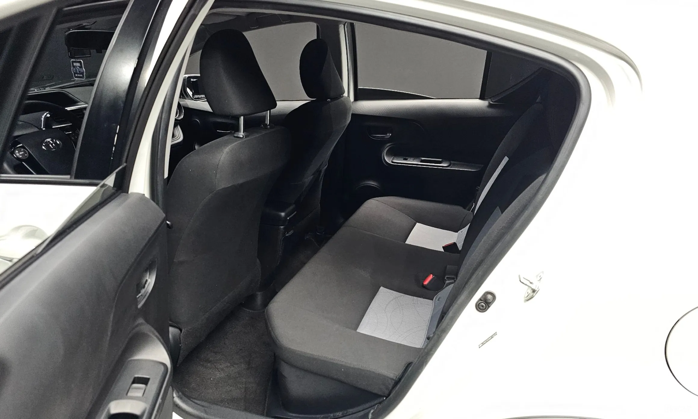 Toyota Prius C превью 11
