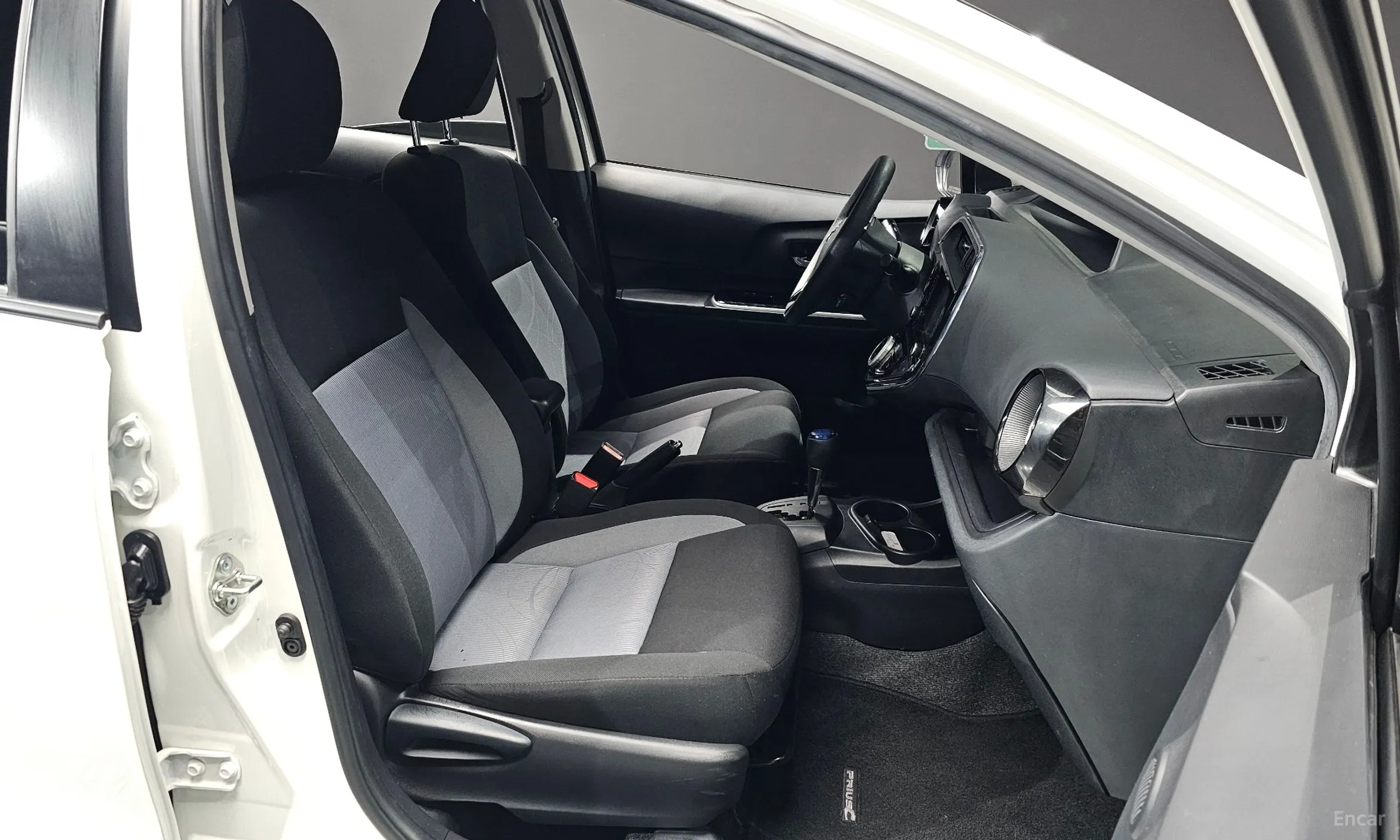 Toyota Prius C превью 12
