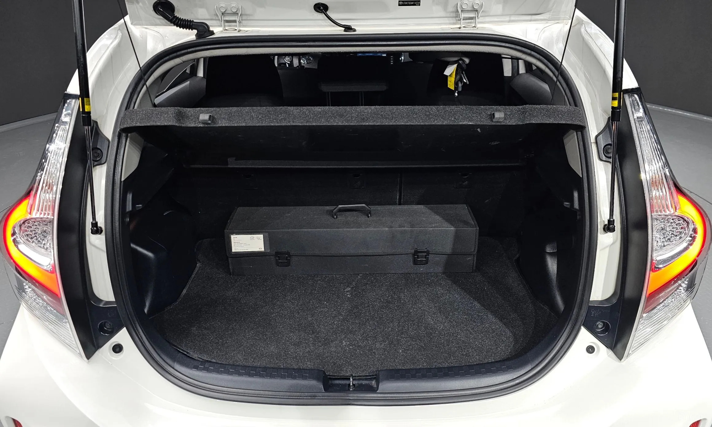 Toyota Prius C превью 20