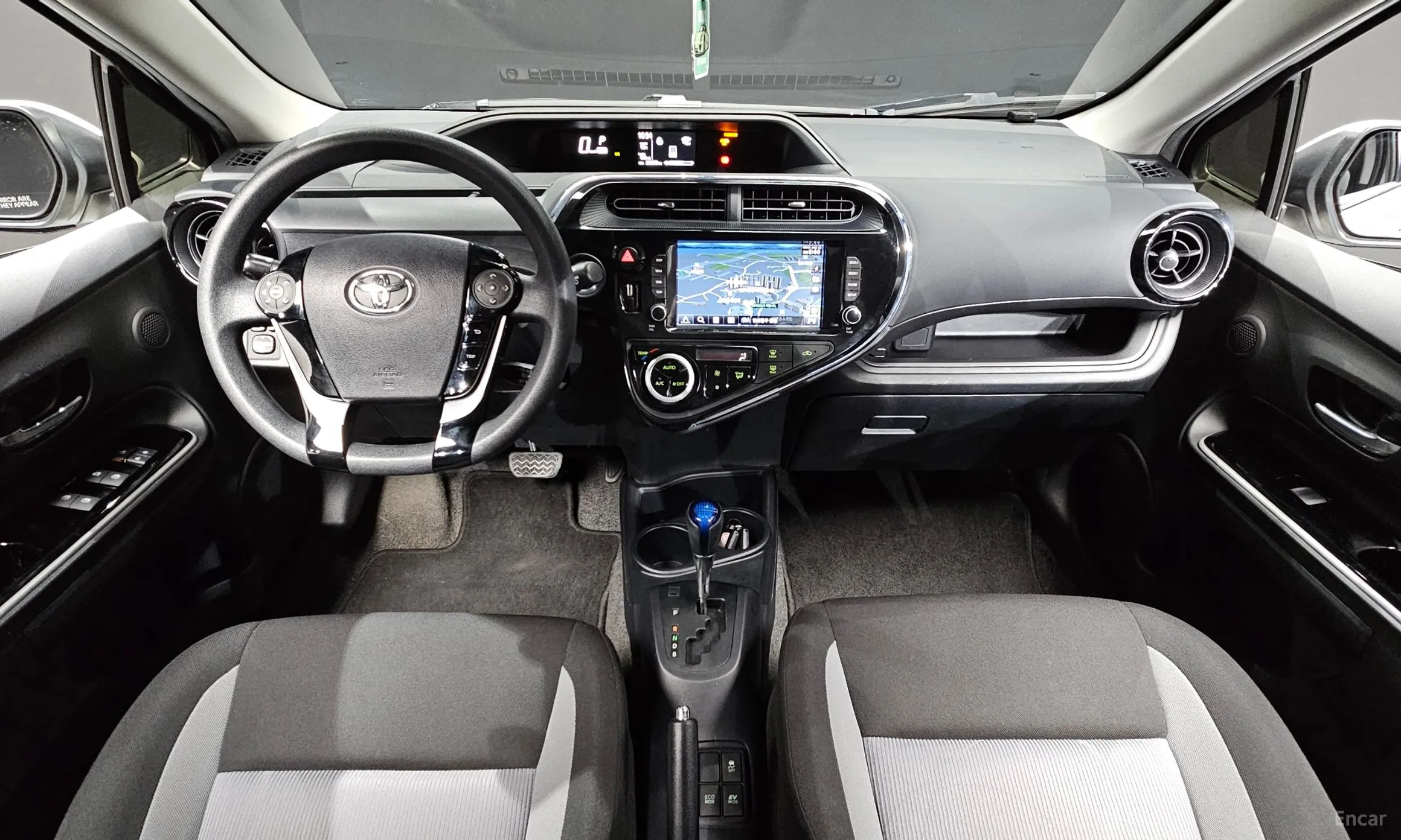 Toyota Prius C превью 7