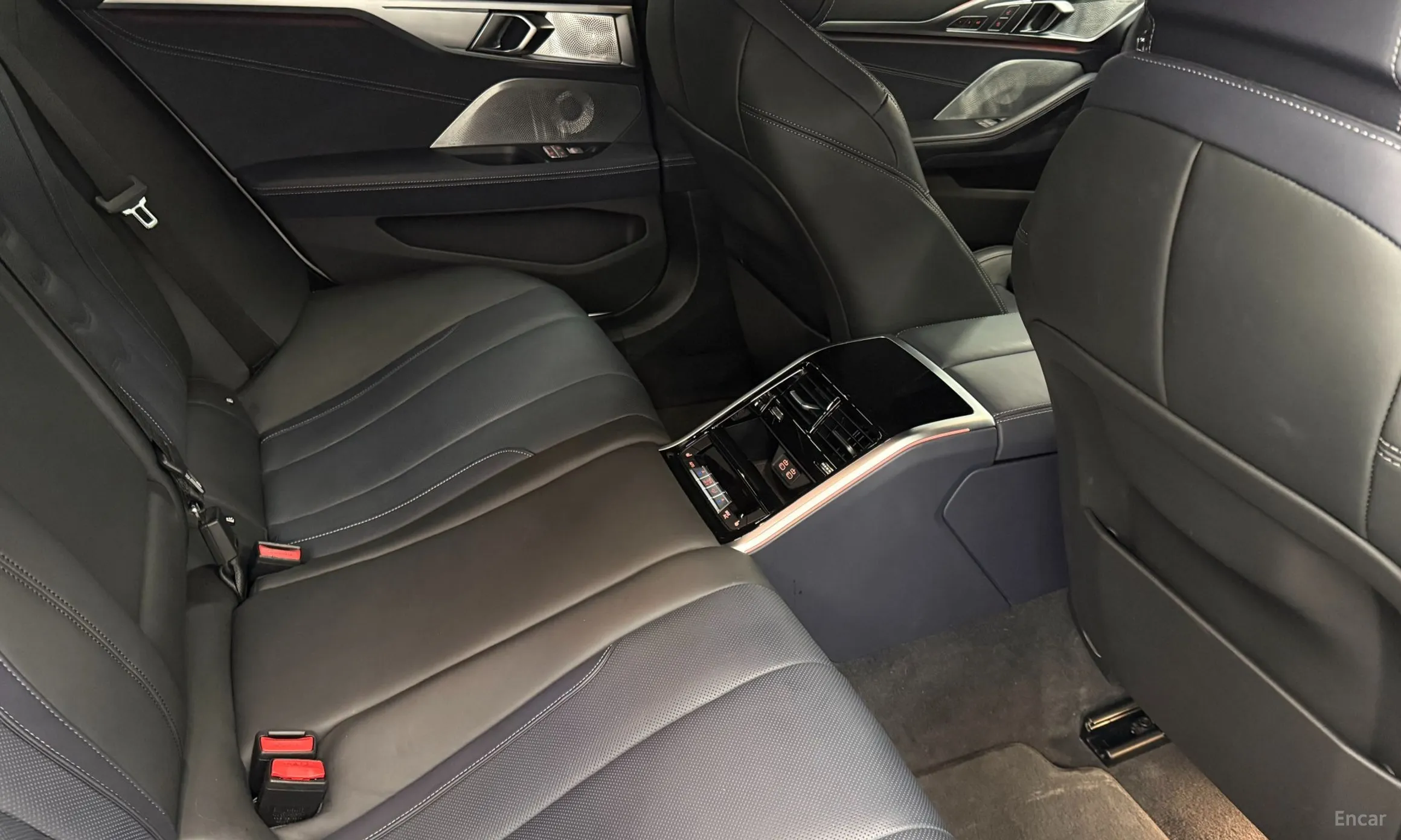 BMW 8-series (G15) превью 10