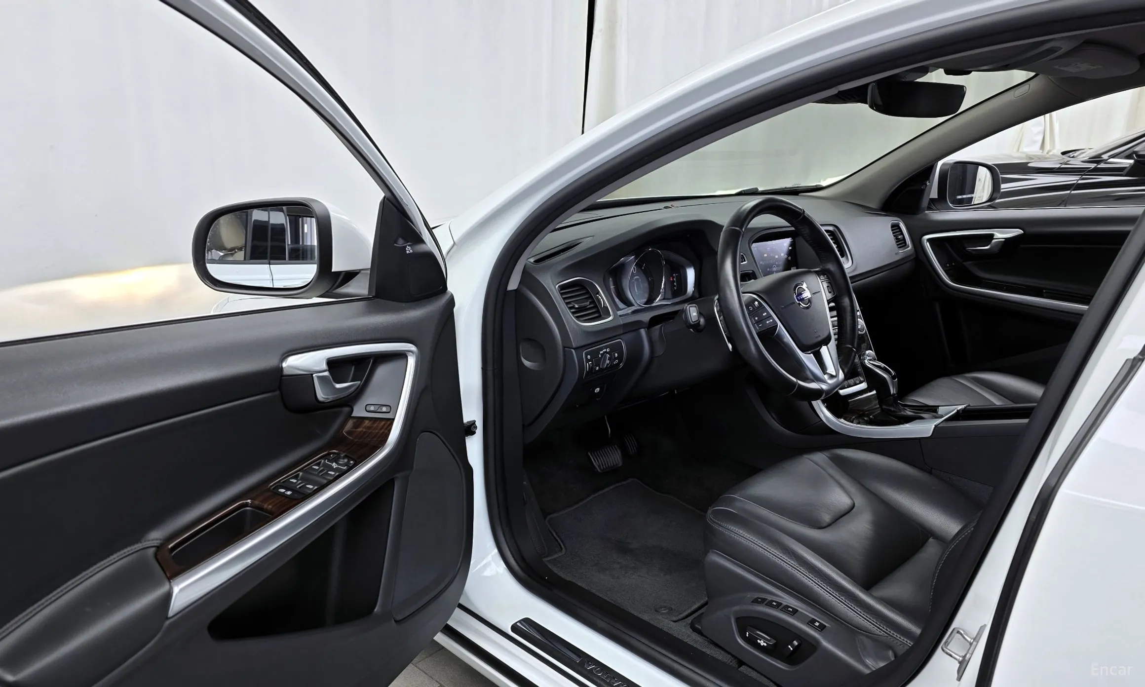 Volvo S60 превью 10