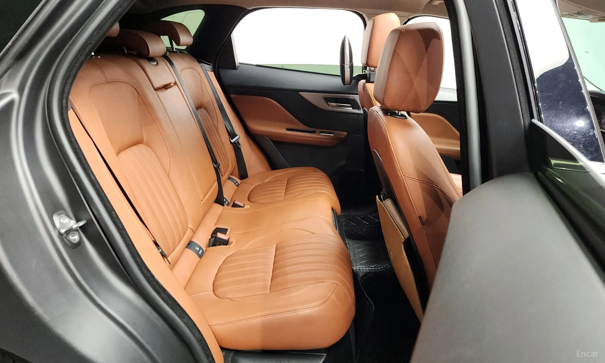 Jaguar F-PACE превью 12