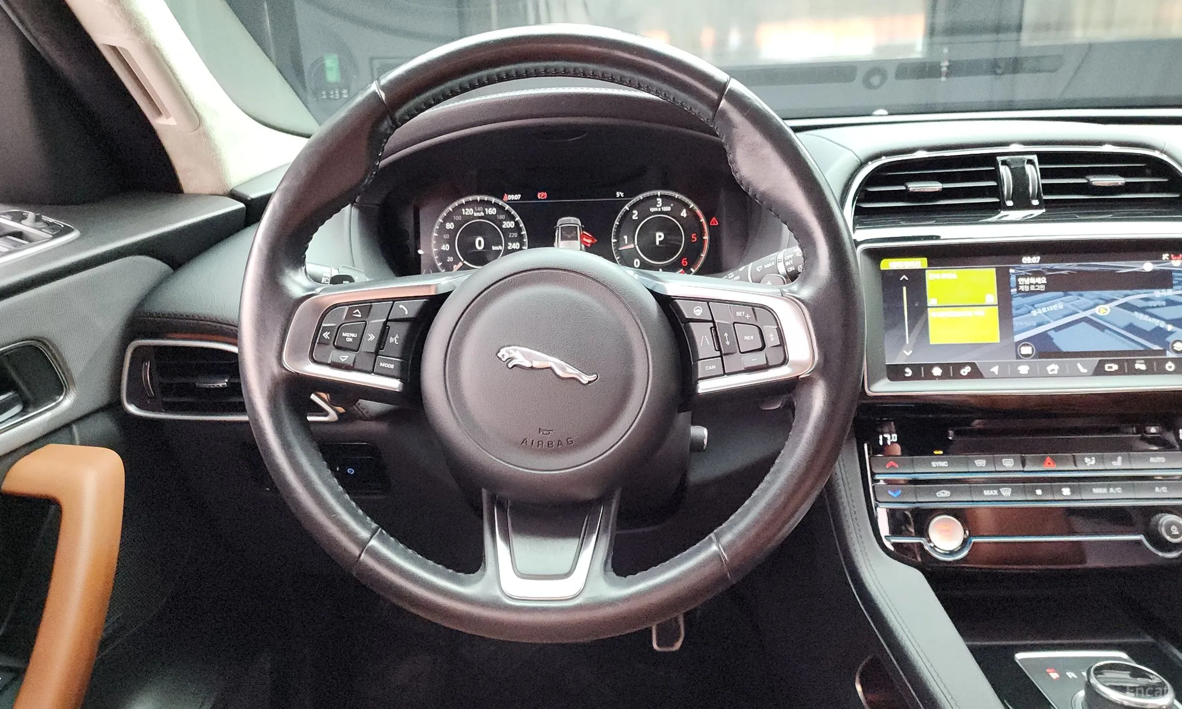 Jaguar F-PACE превью 13