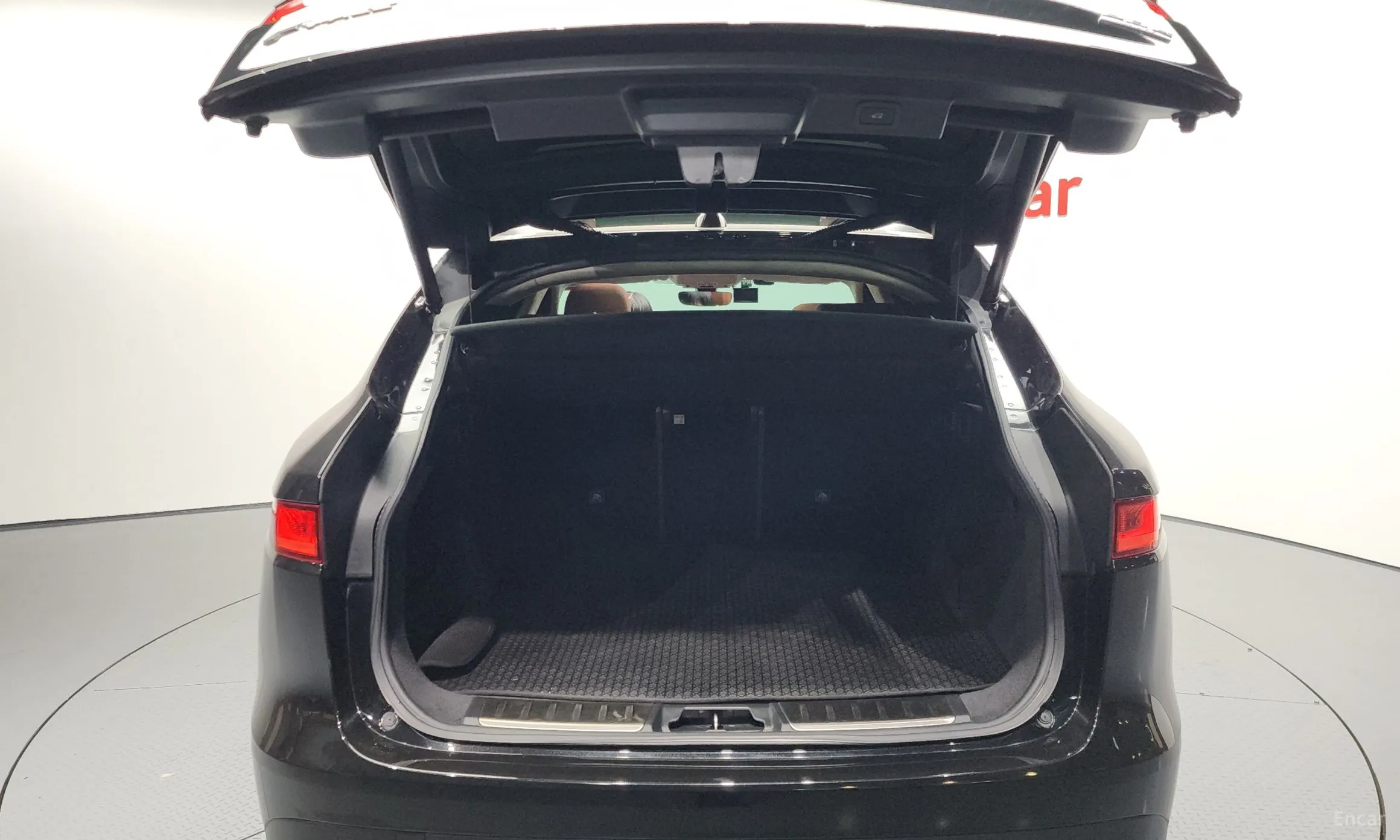 Jaguar F-PACE превью 20