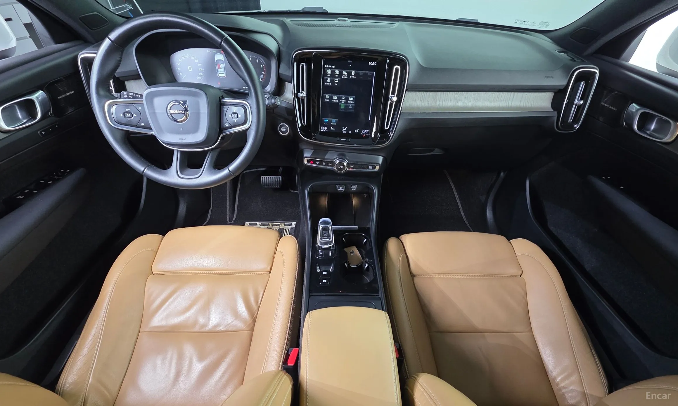 Volvo XC40 превью 7