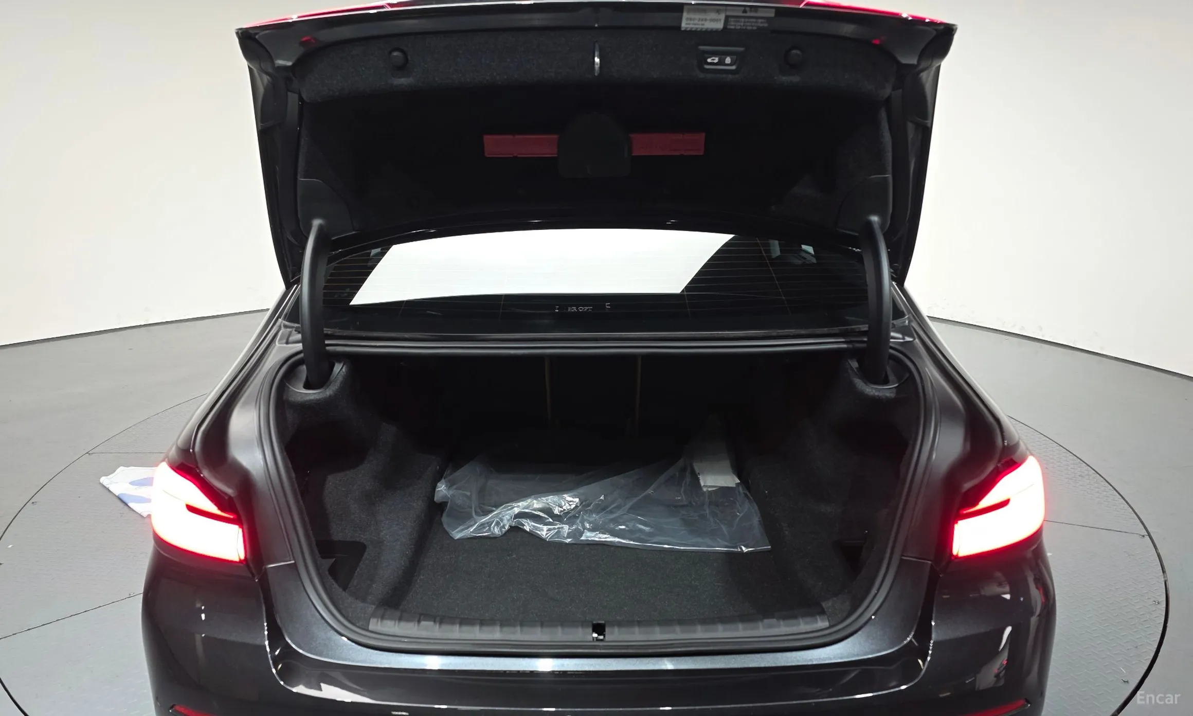 BMW 5 Series (G30) превью 20
