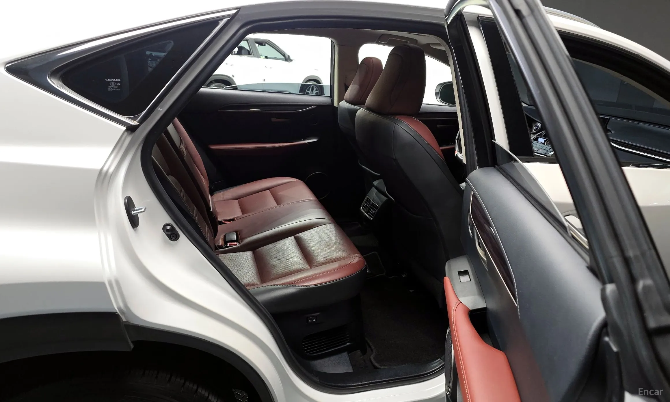Lexus NX300h превью 12