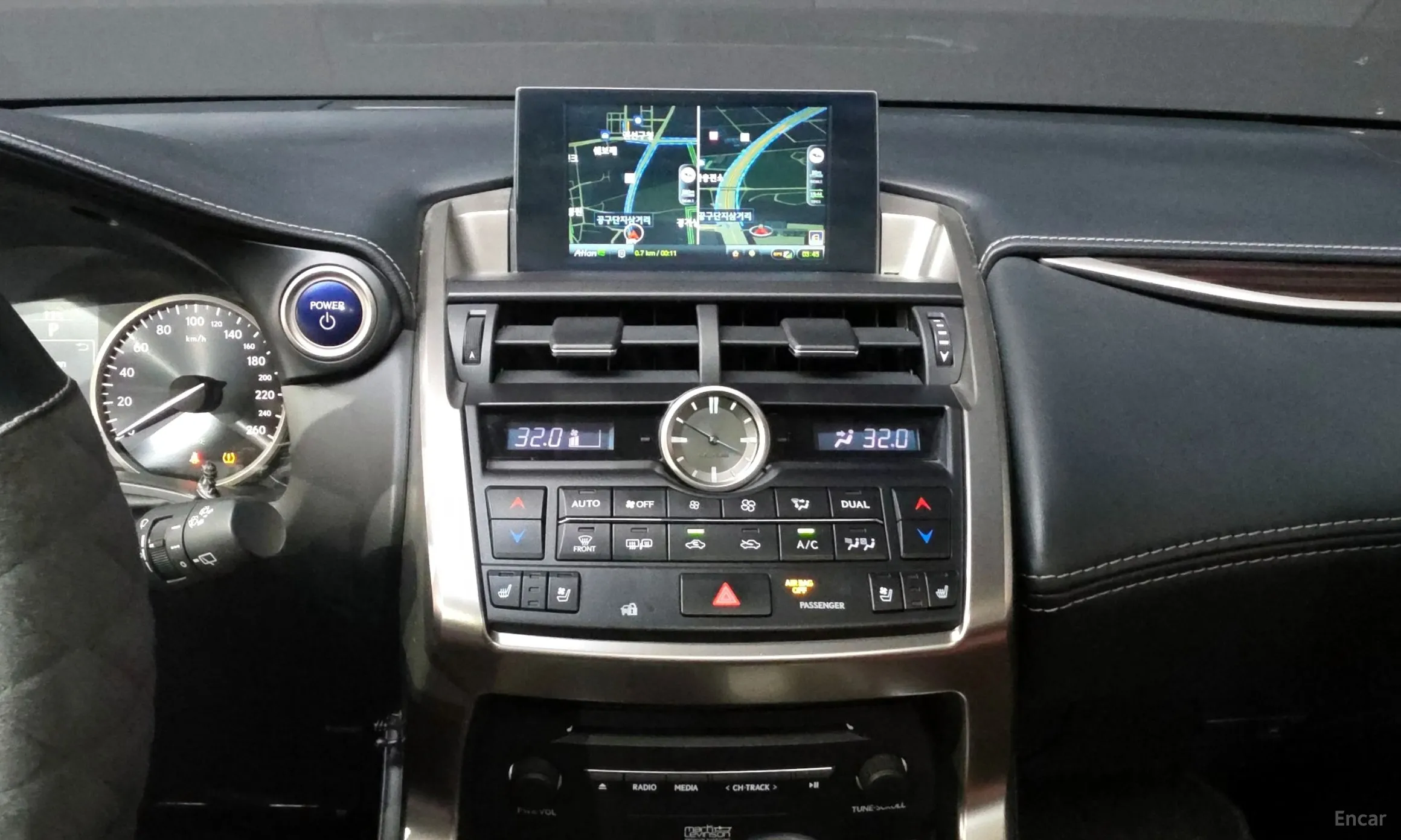 Lexus NX300h превью 14