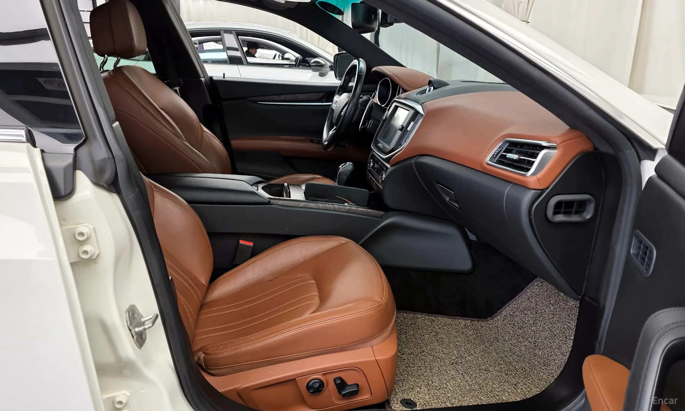 Maserati Ghibli превью 11