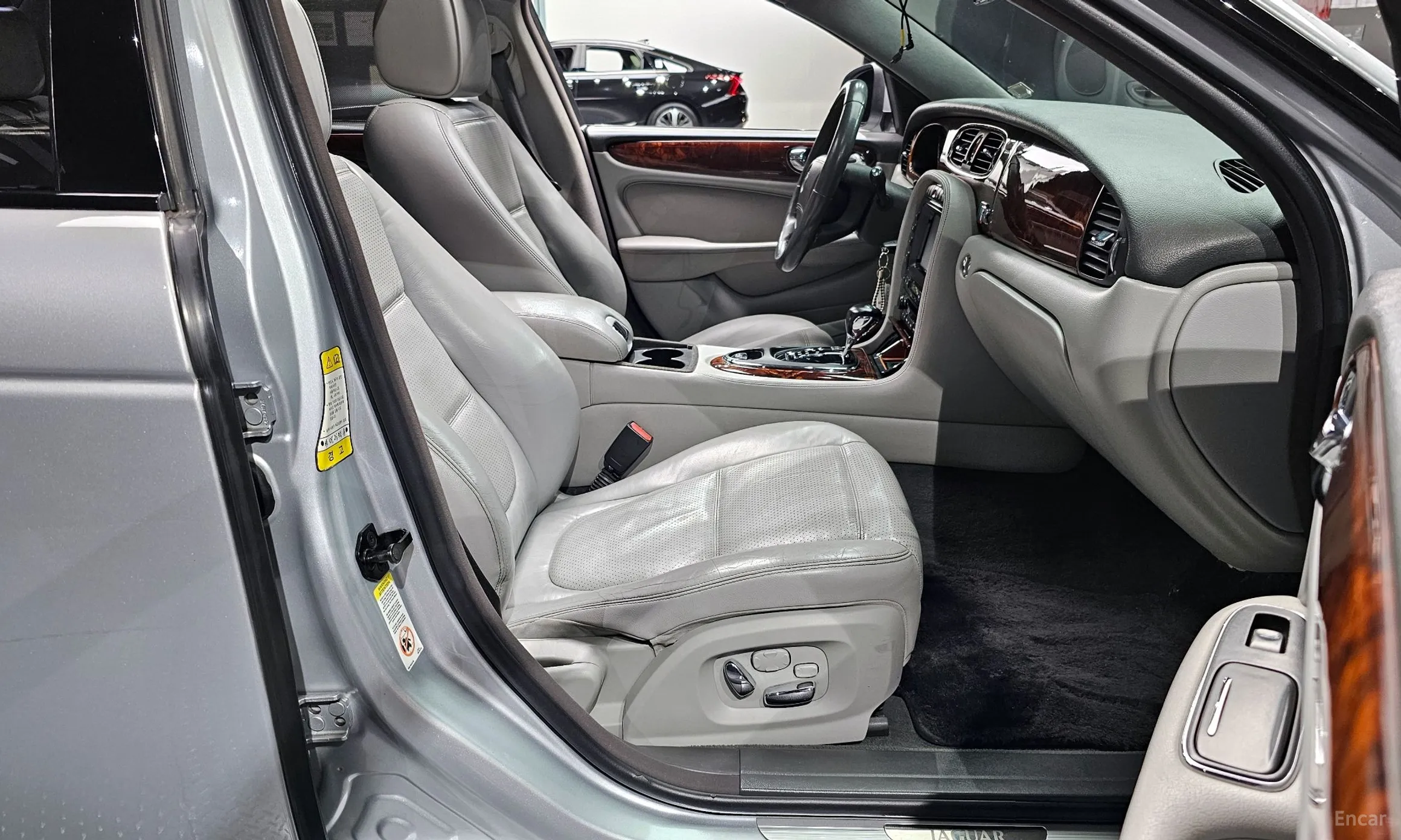 Jaguar XJR превью 10