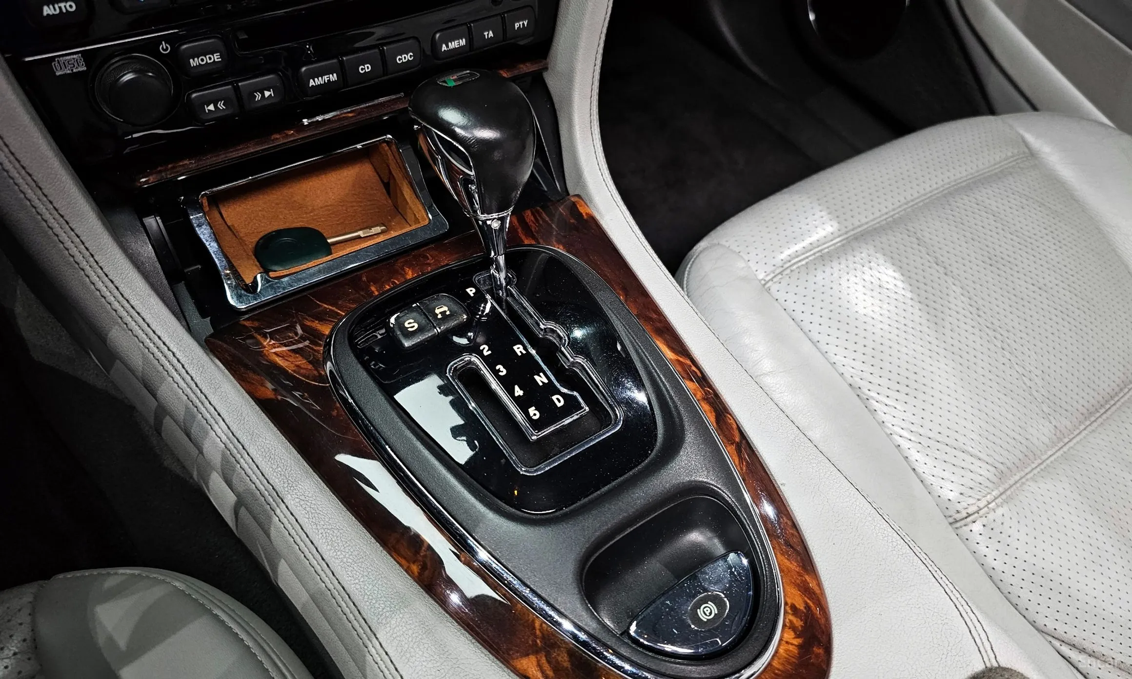 Jaguar XJR превью 9