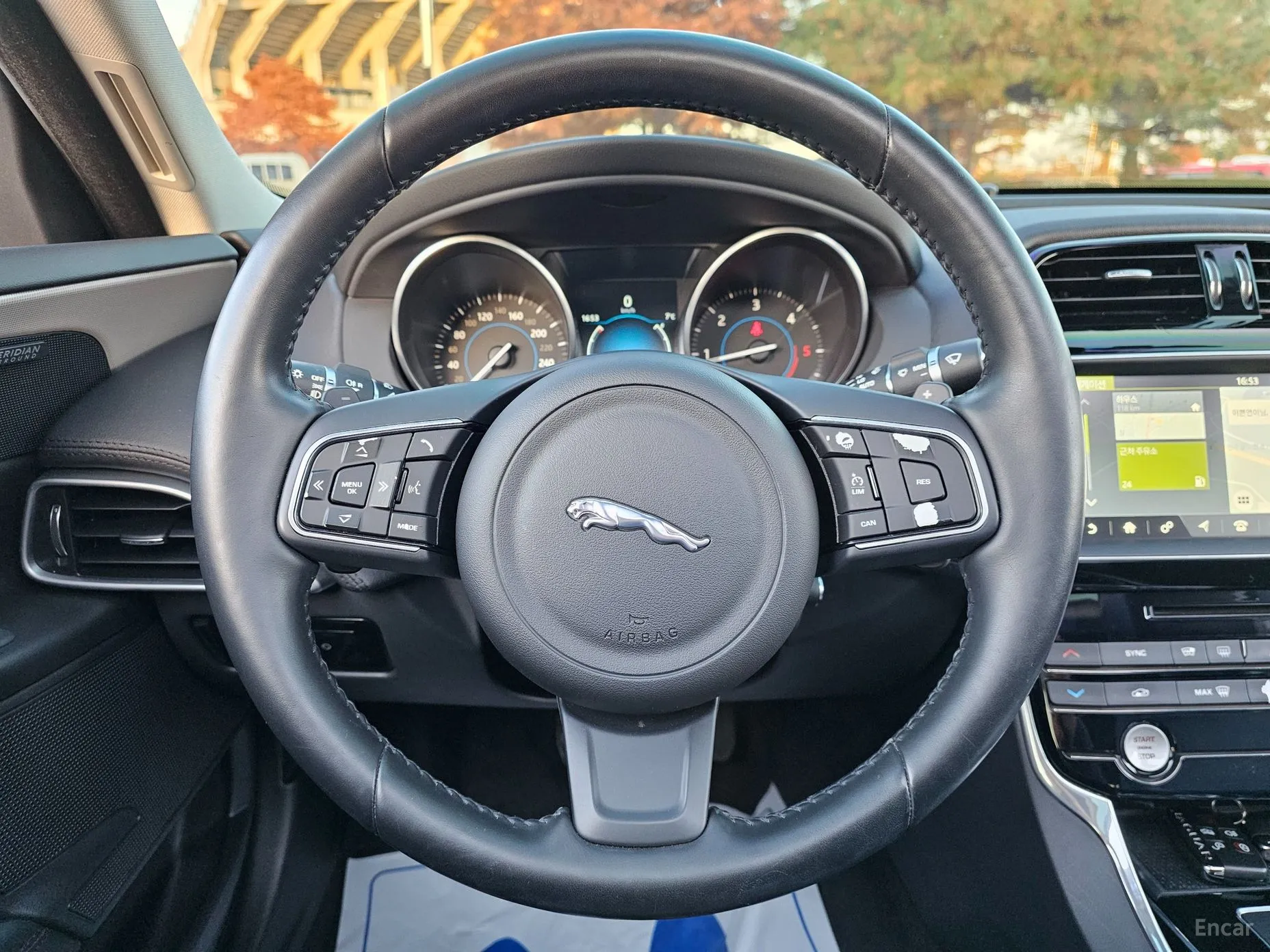 Jaguar XE превью 10