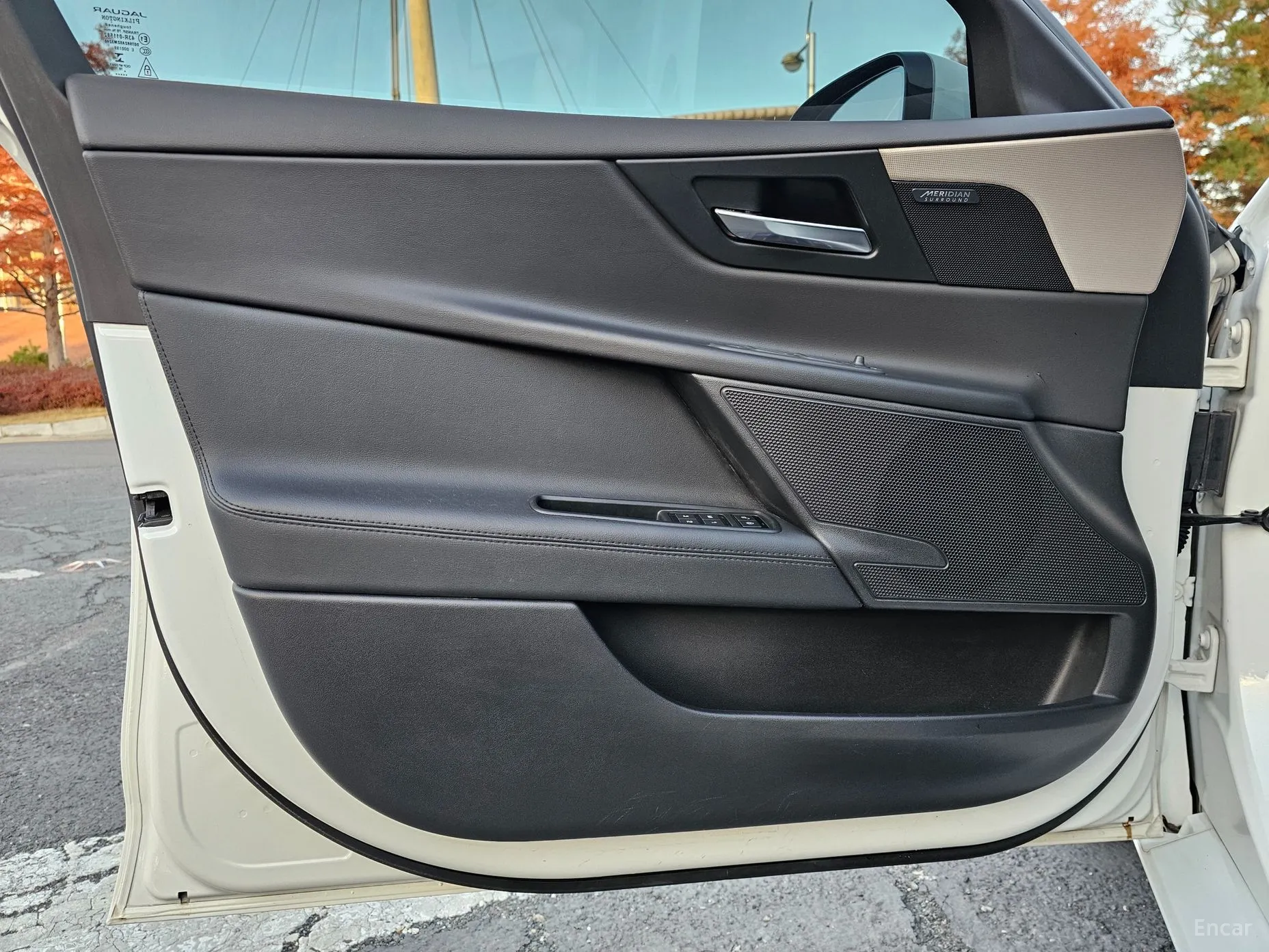 Jaguar XE превью 15