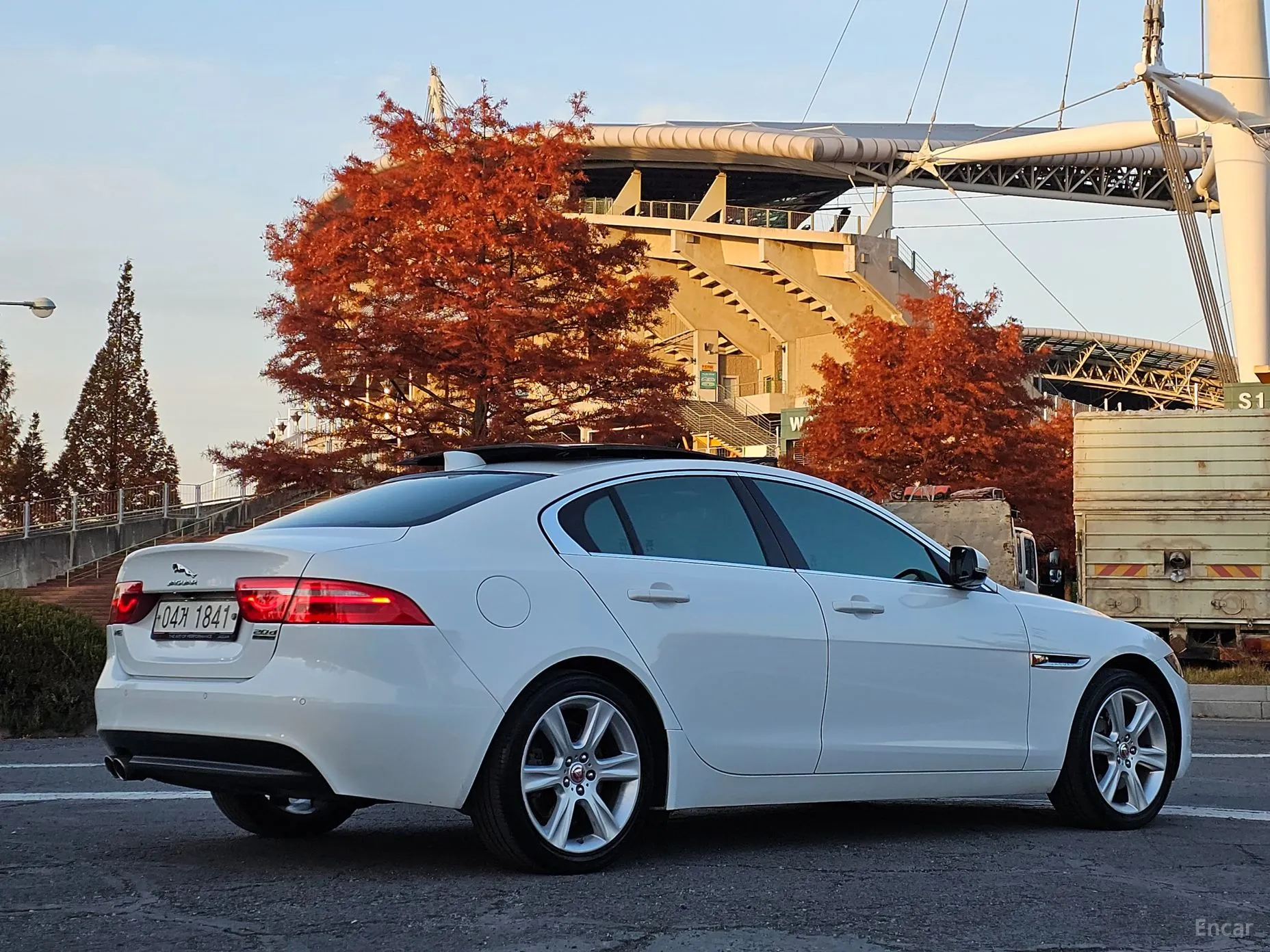 Jaguar XE превью 4