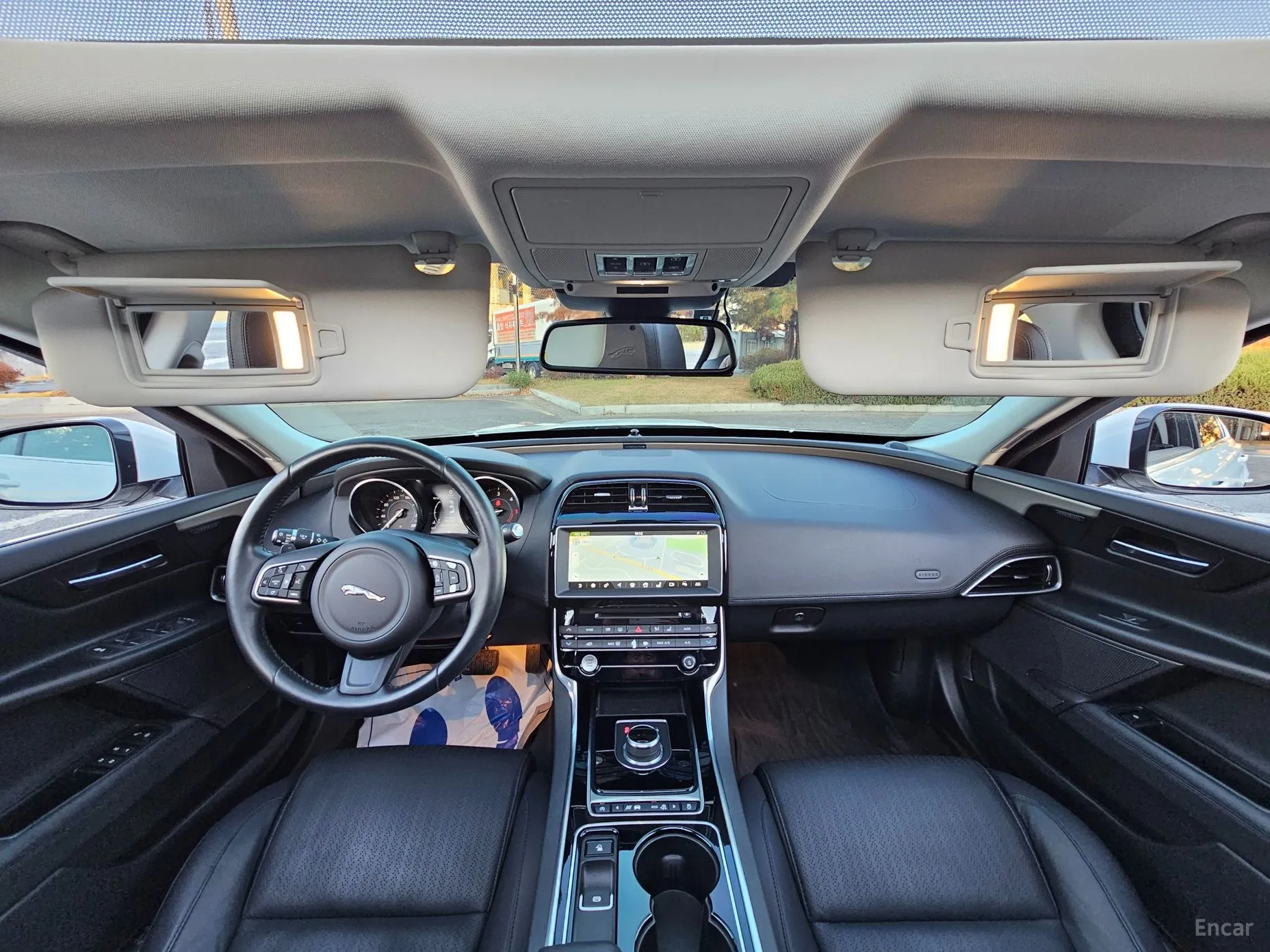 Jaguar XE превью 5
