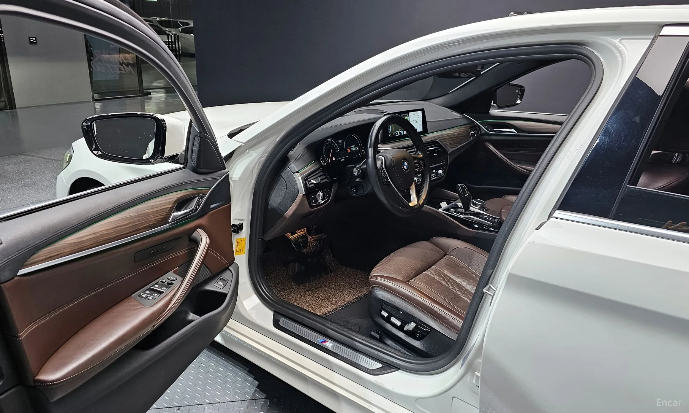BMW 5 Series (G30) превью 11