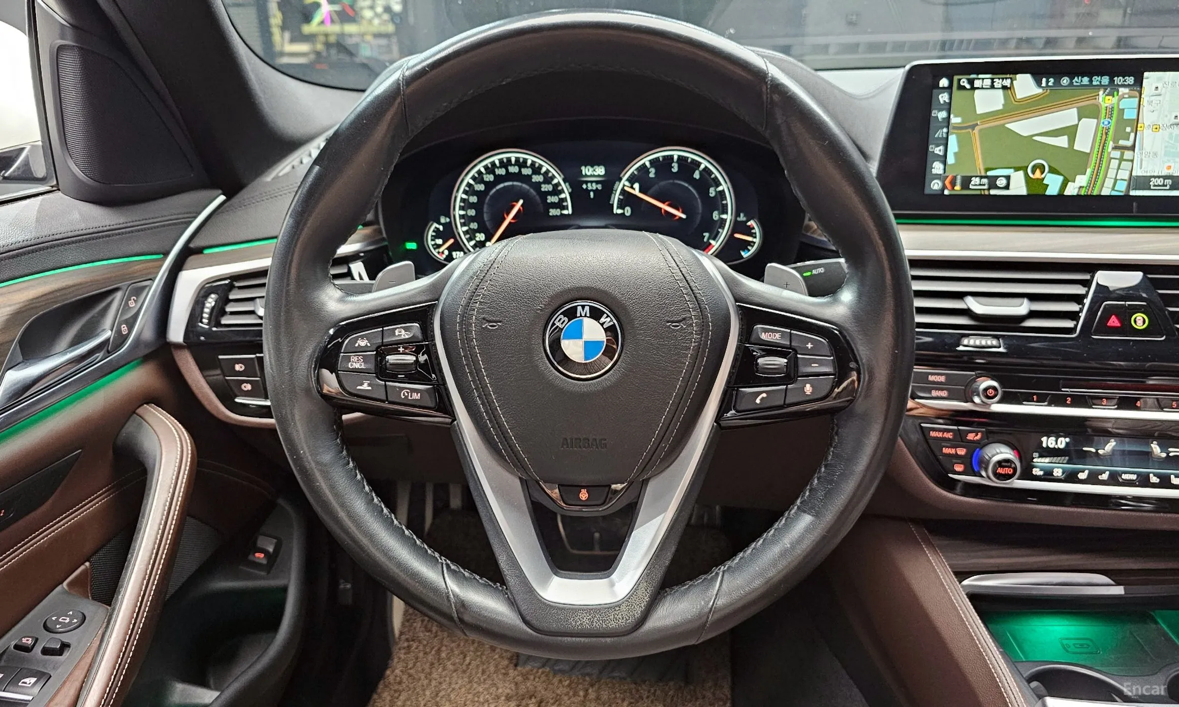 BMW 5 Series (G30) превью 13