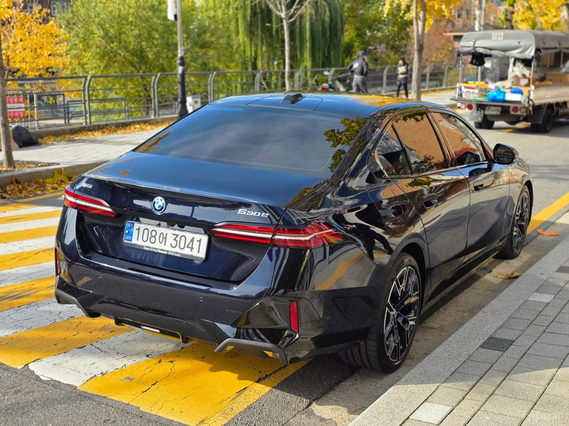 BMW 5 Series (G60) превью 5
