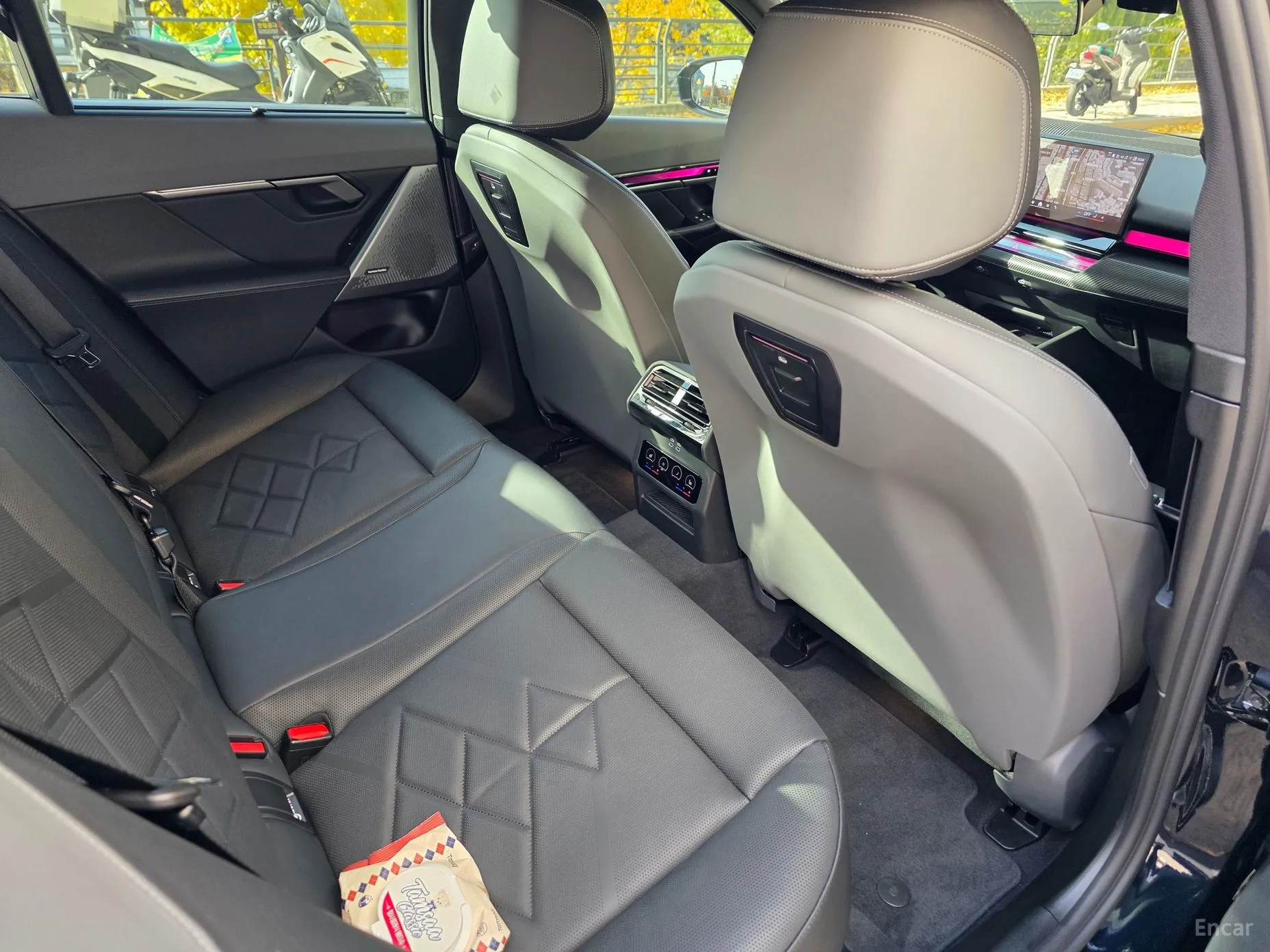 BMW 5 Series (G60) превью 8