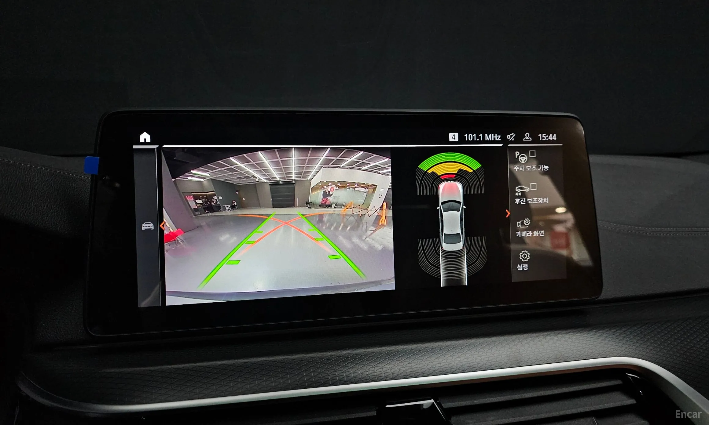 BMW 5 Series (G30) превью 15