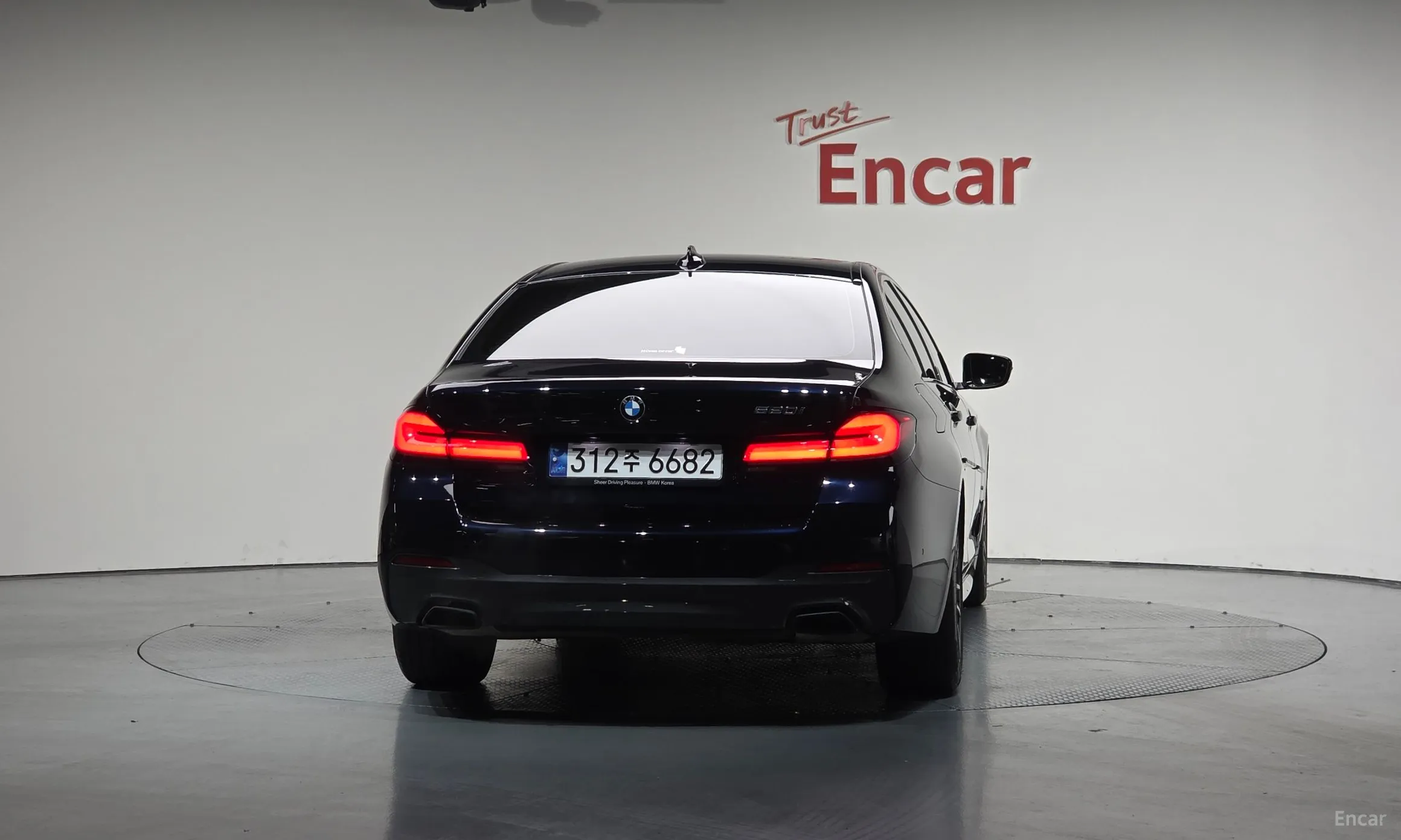 BMW 5 Series (G30) превью 4