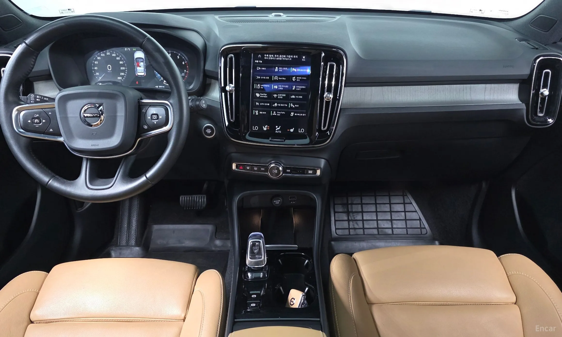 Volvo XC40 превью 7