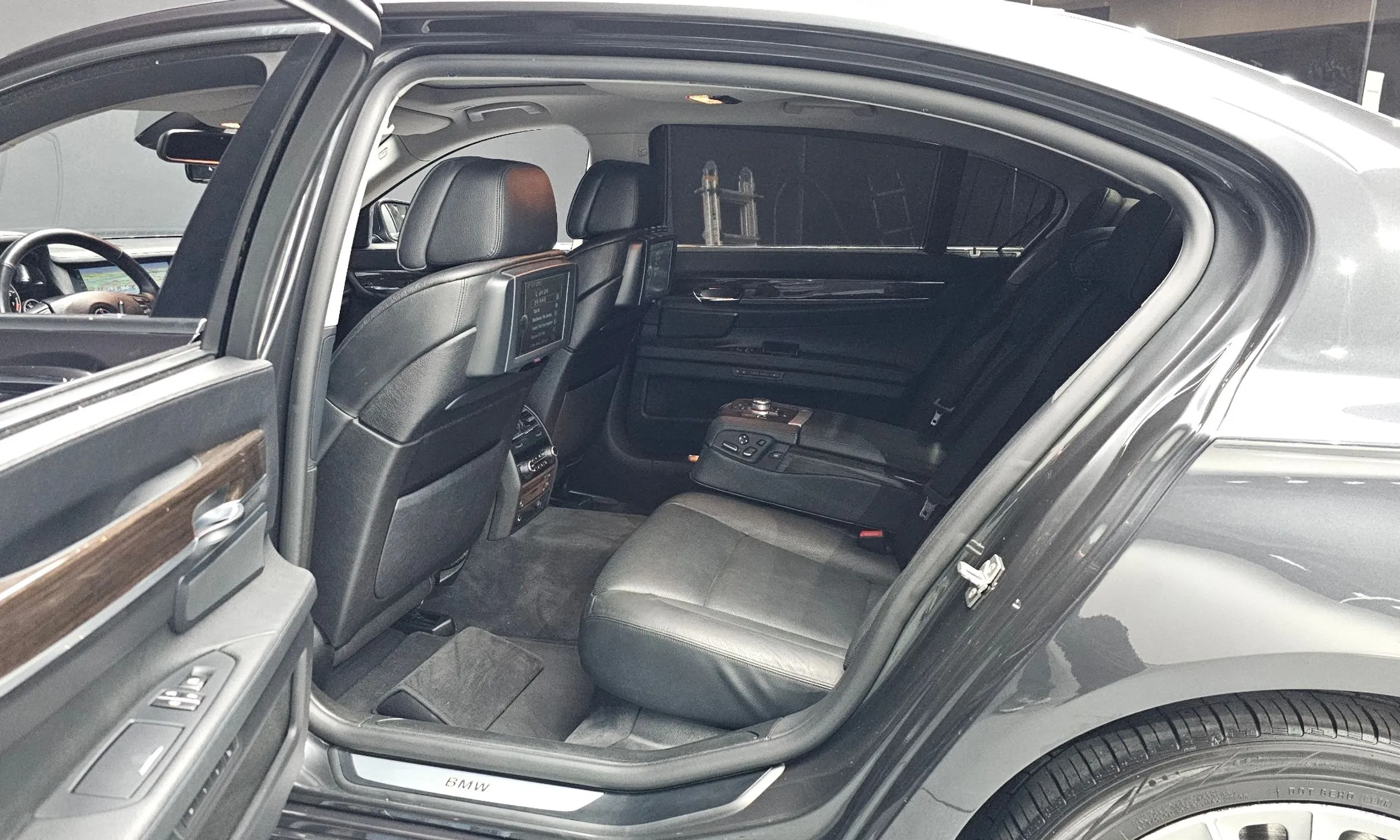 BMW 7 Series (F01) превью 11