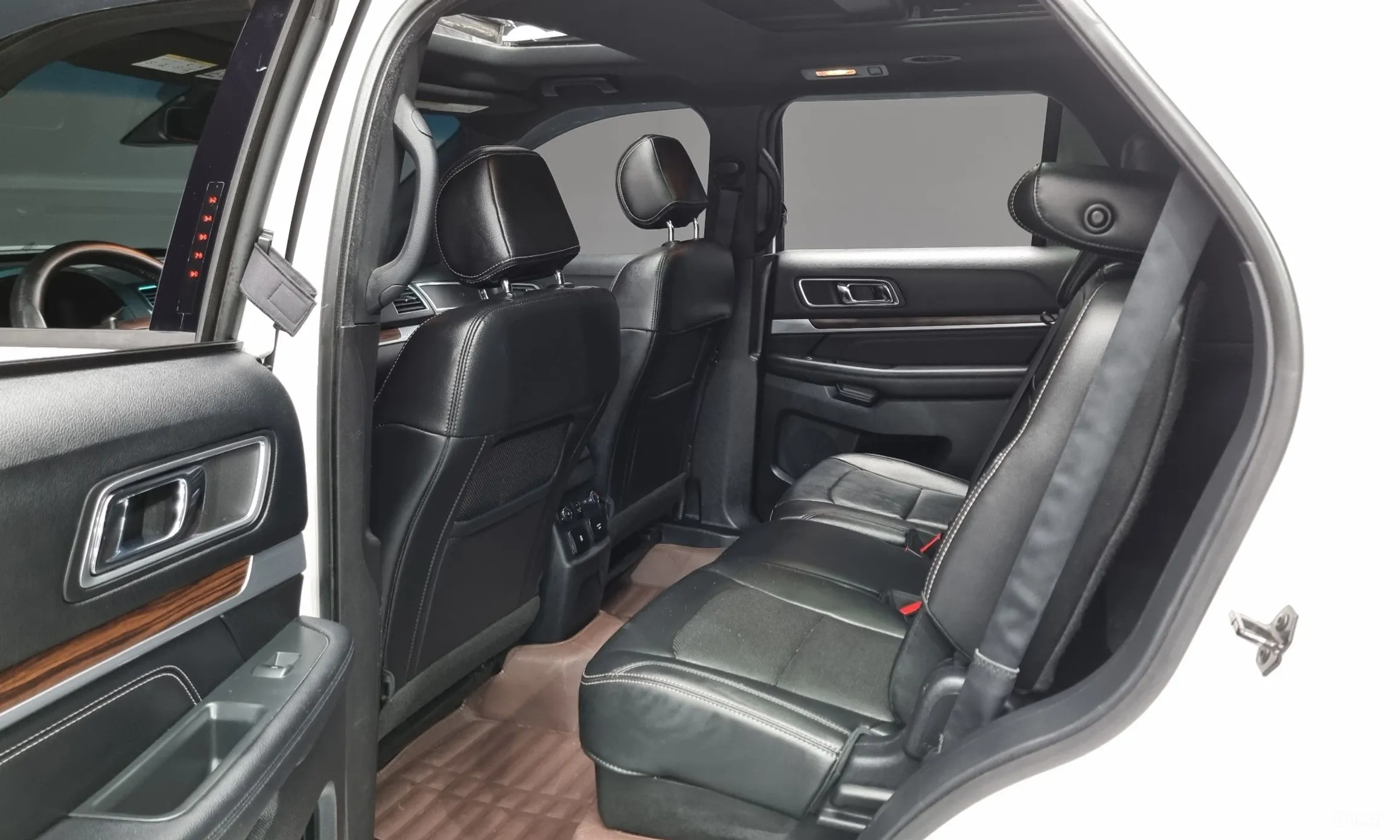 Ford Explorer превью 12