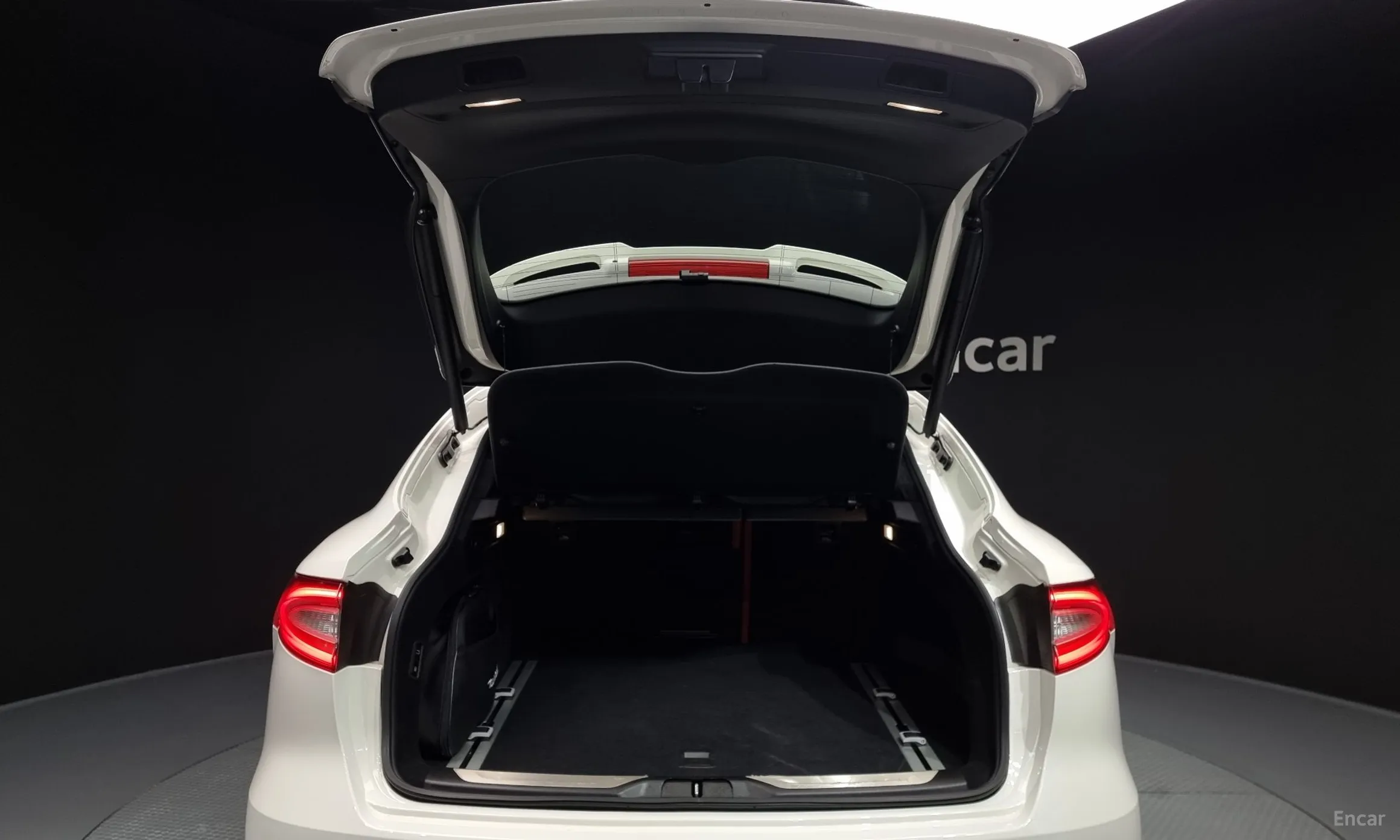 Maserati Levante превью 20