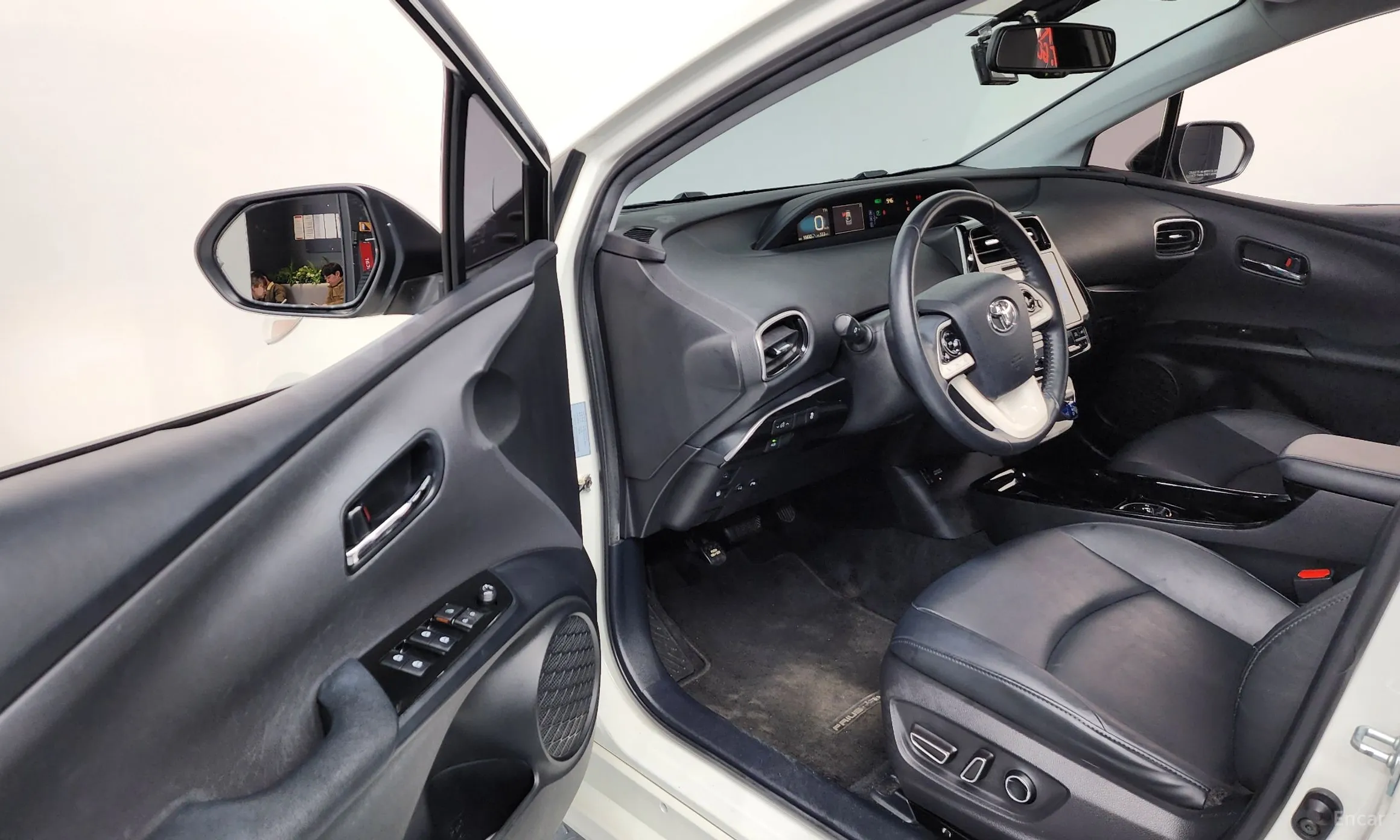 Toyota Prius Prime превью 10