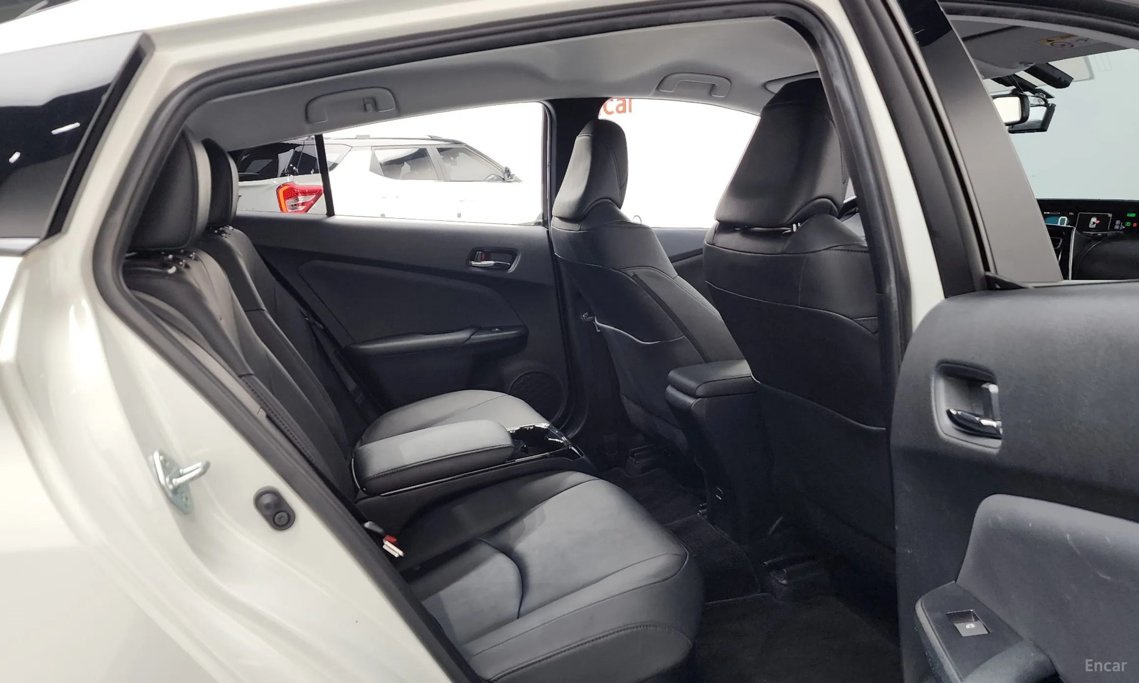 Toyota Prius Prime превью 12