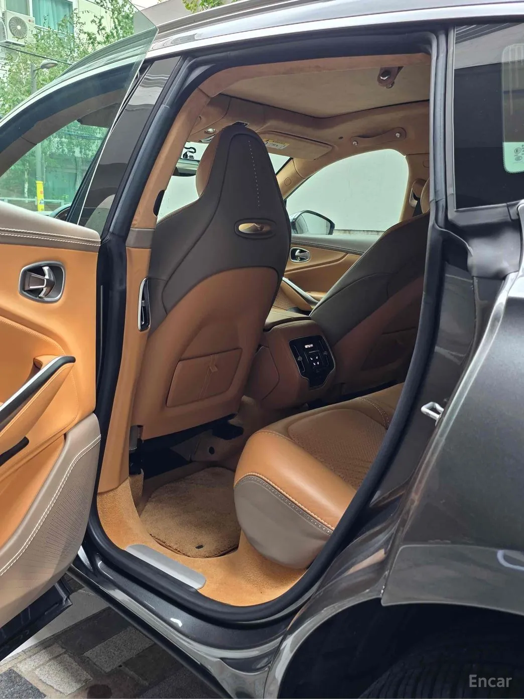 Aston Martin Dbx превью 7