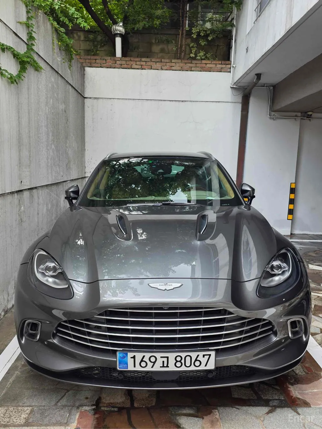 Aston Martin Dbx превью 3