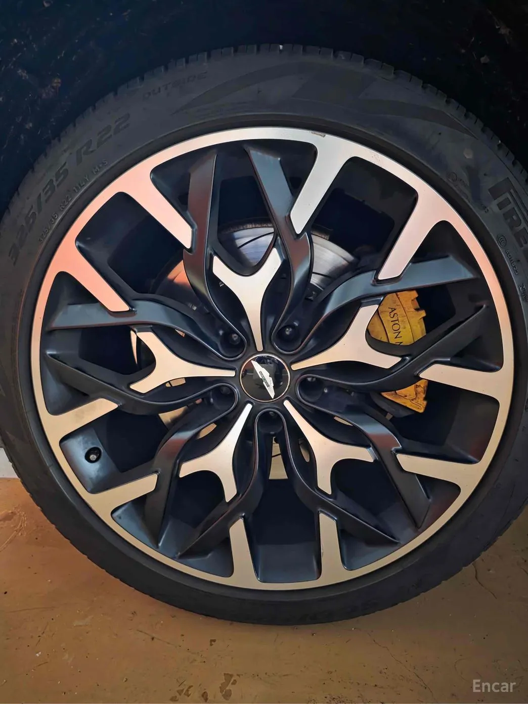 Aston Martin Dbx превью 5