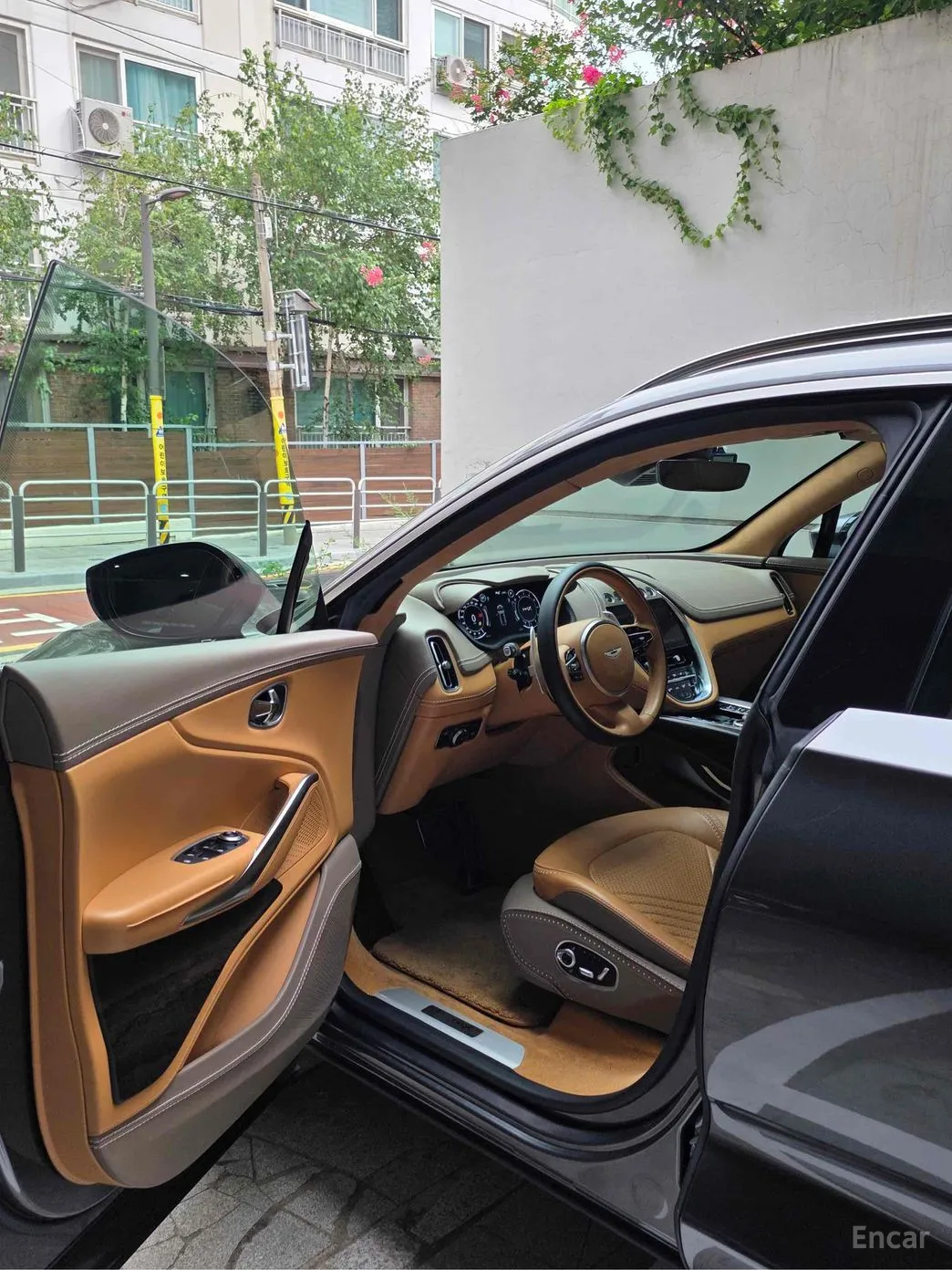 Aston Martin Dbx превью 6