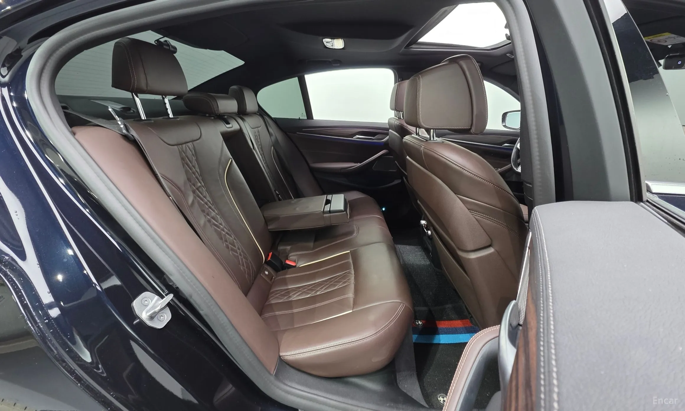 BMW 5 Series (G30) превью 19