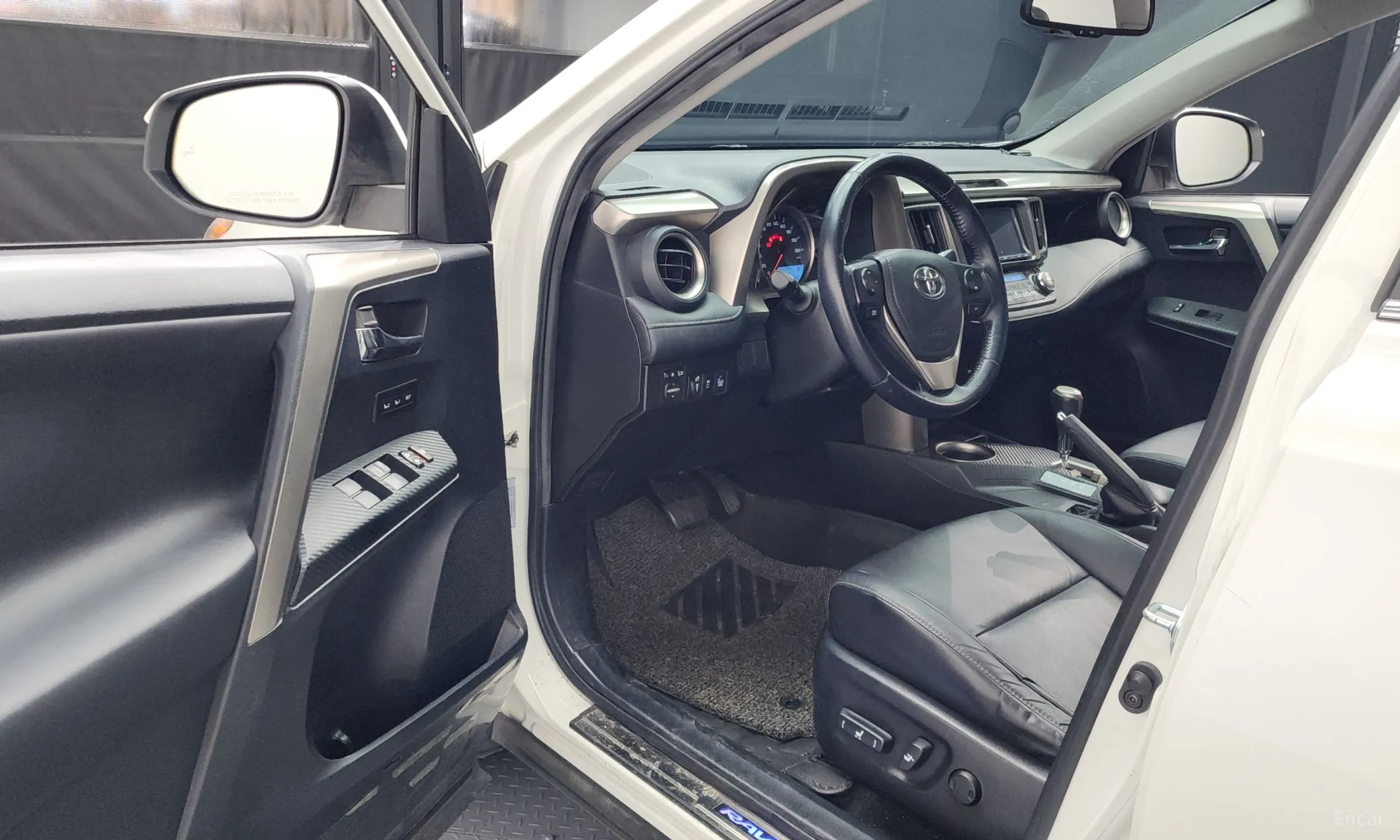 Toyota RAV4 превью 10