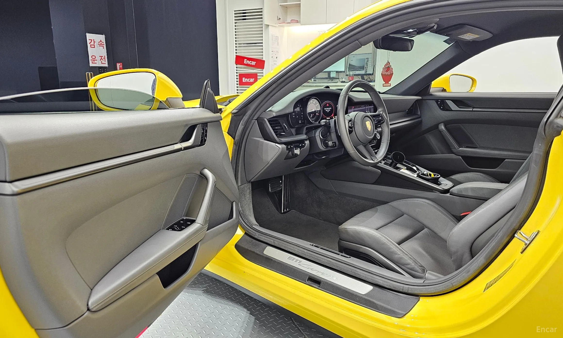 Porsche 911 (992) превью 11