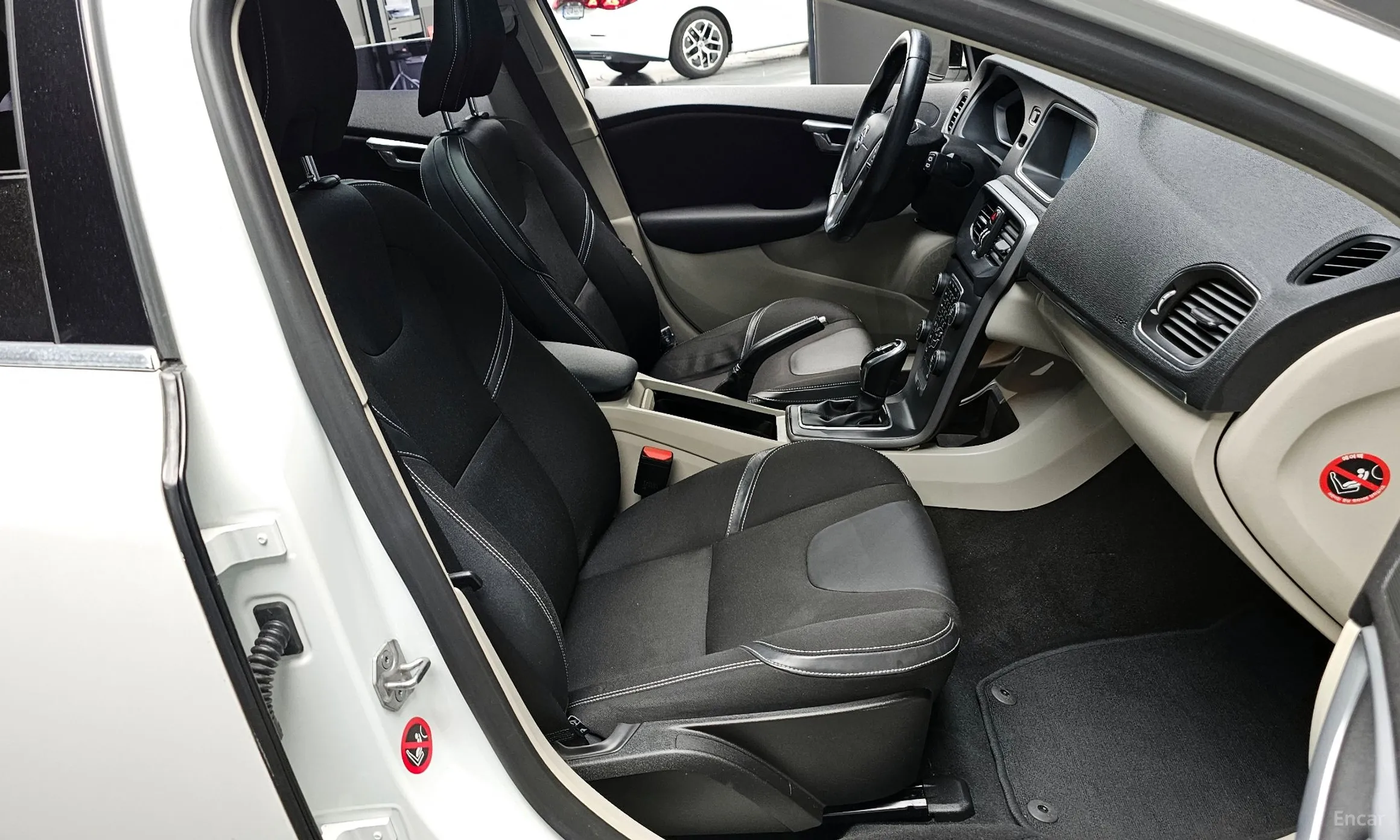 Volvo V40 превью 10