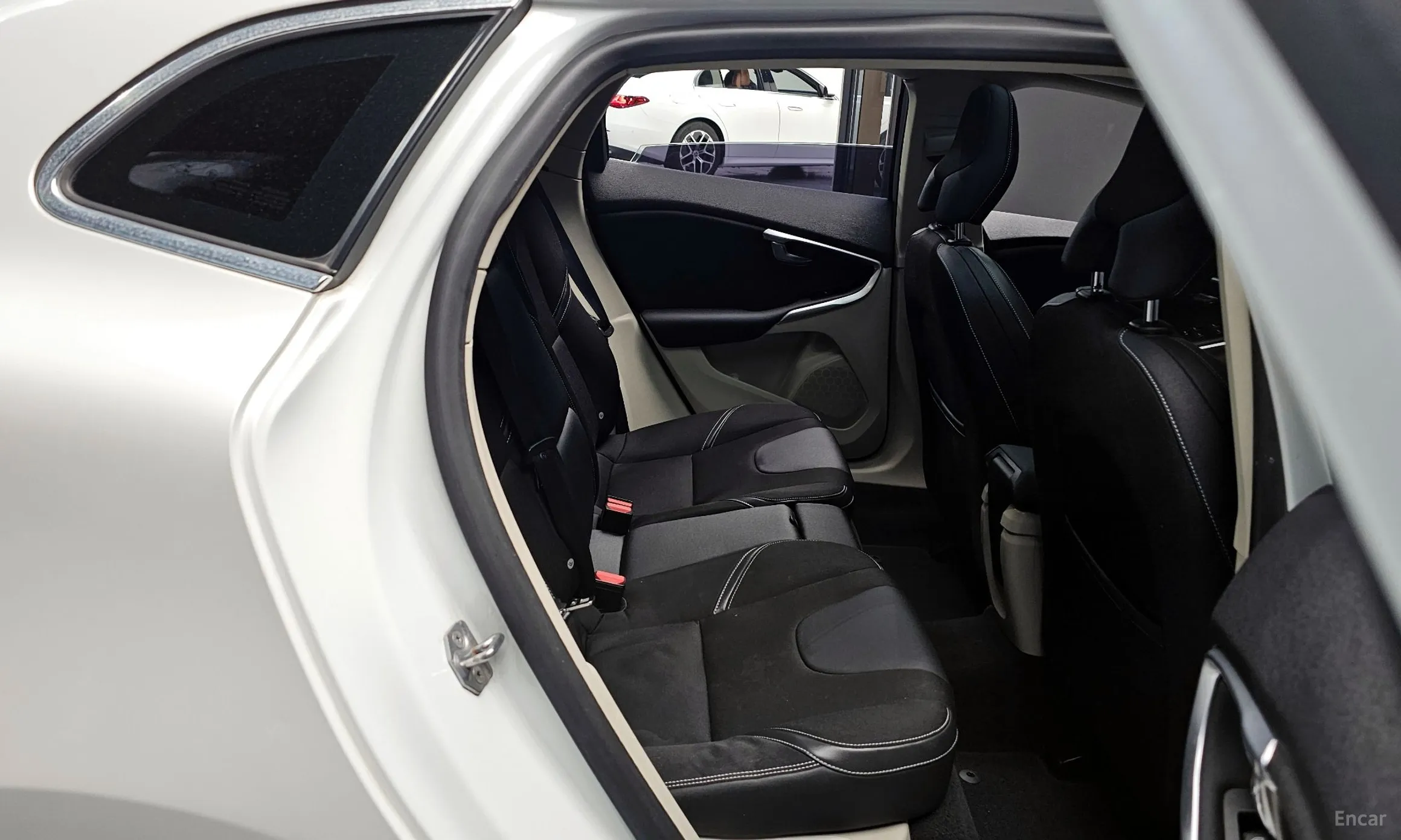 Volvo V40 превью 11