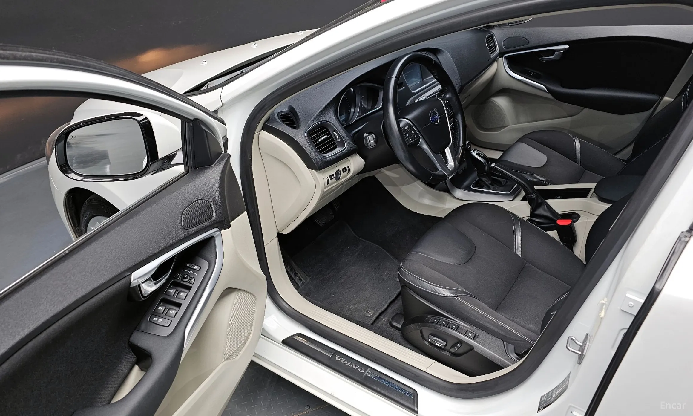 Volvo V40 превью 12