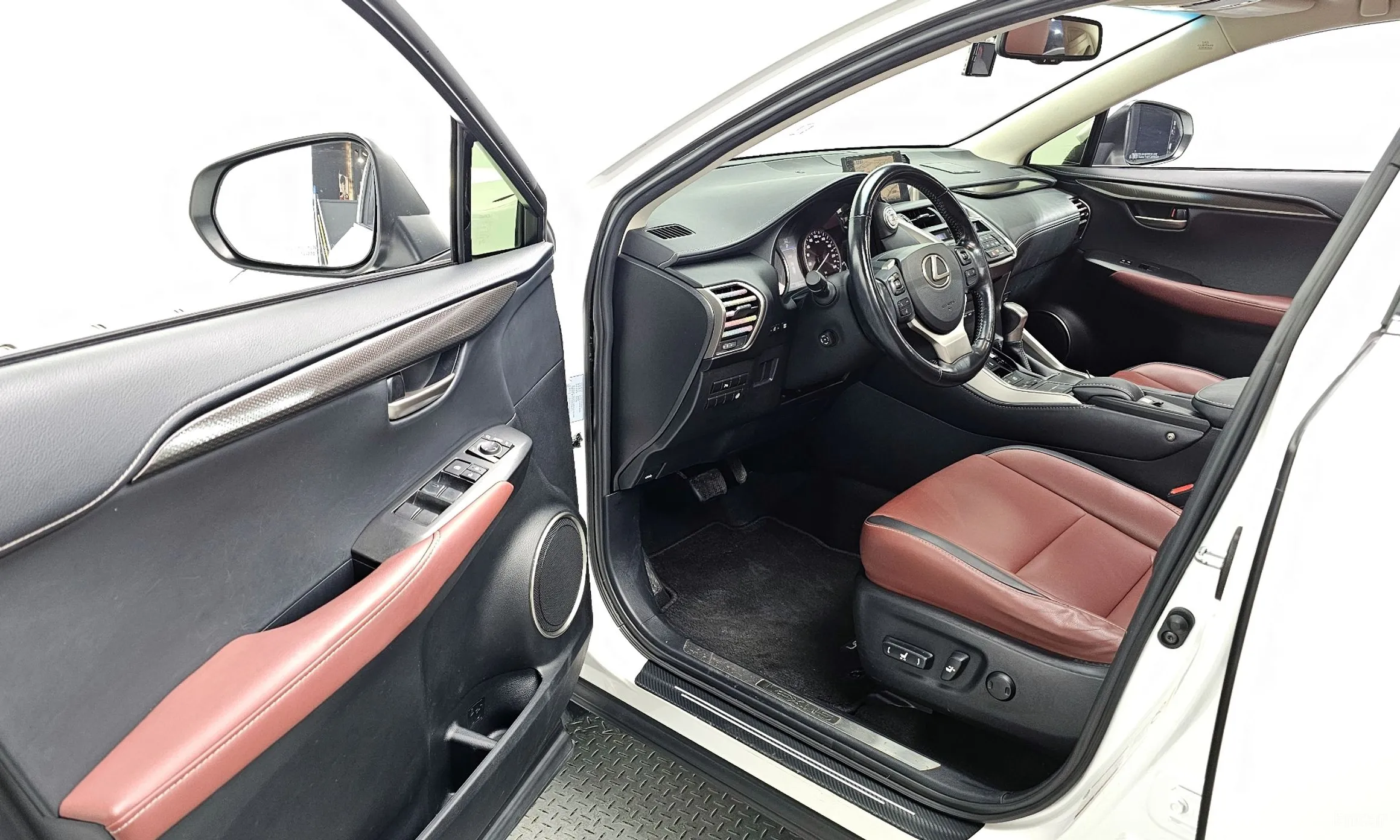 Lexus NX300h превью 10