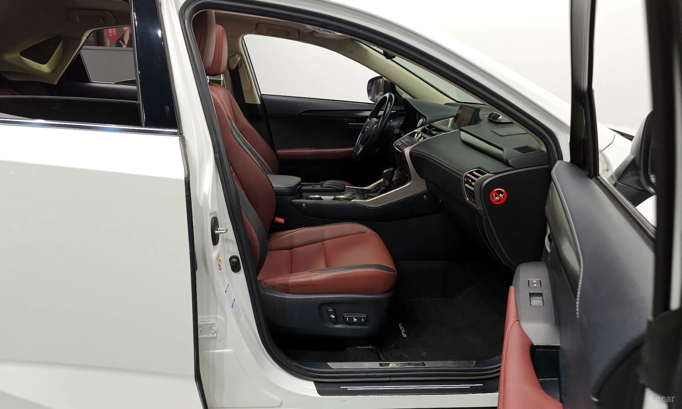 Lexus NX300h превью 11