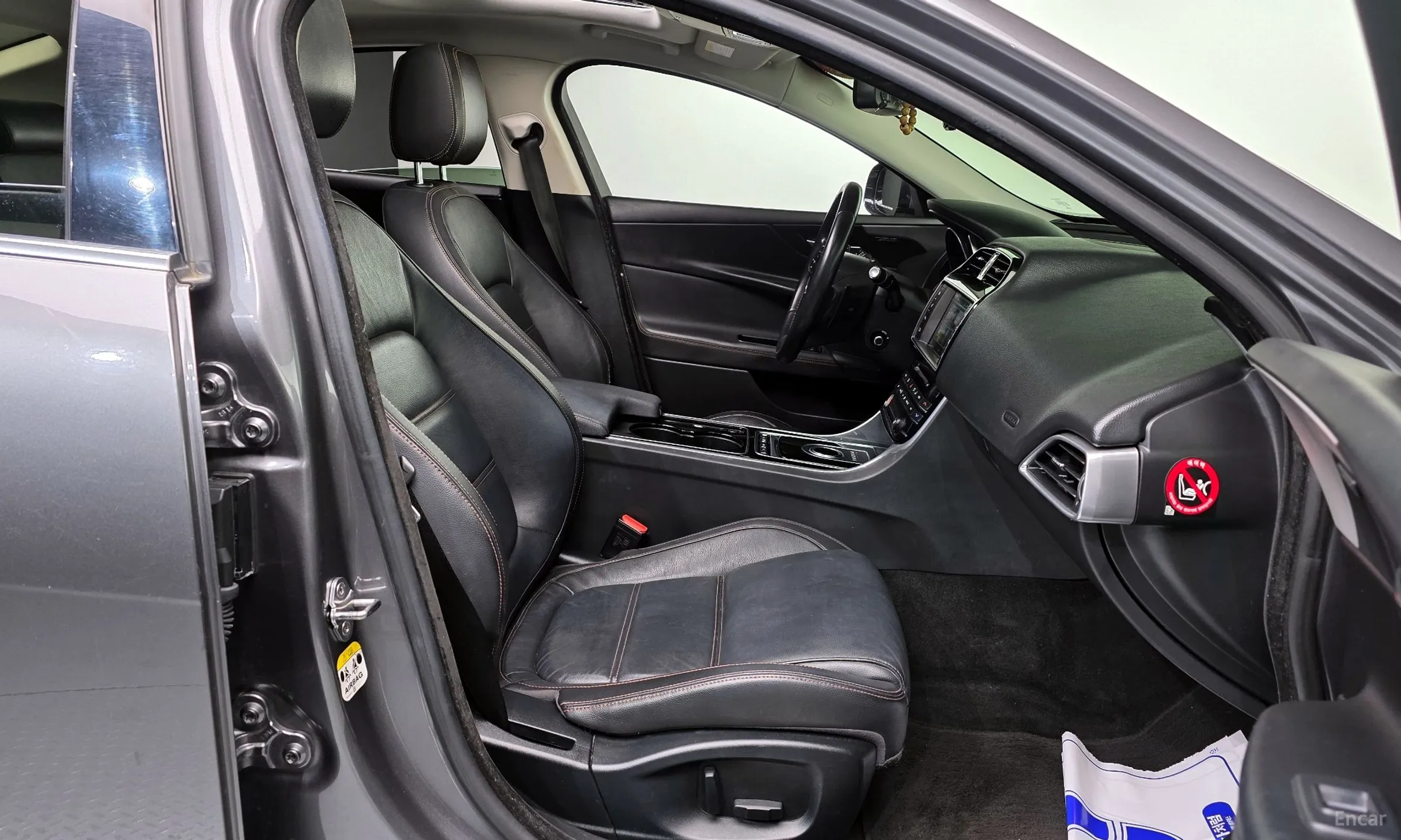 Jaguar XE превью 10