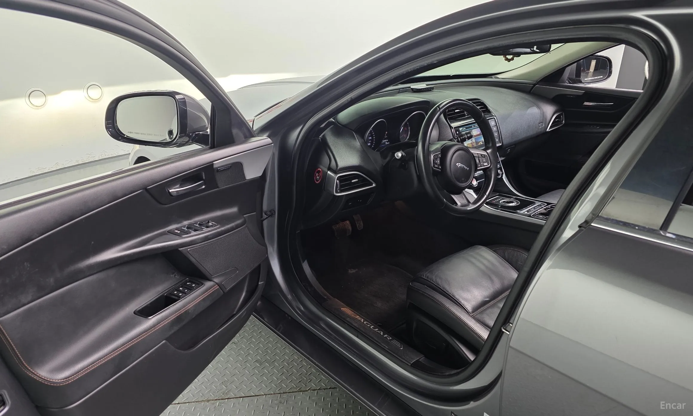 Jaguar XE превью 11