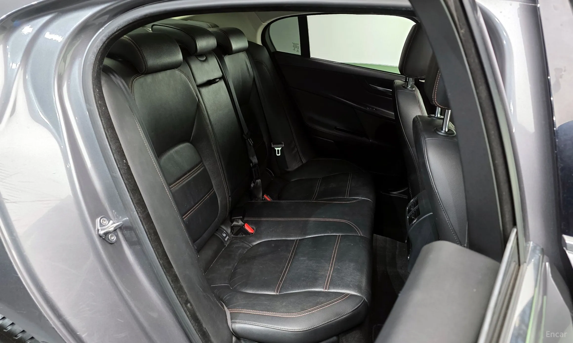 Jaguar XE превью 12